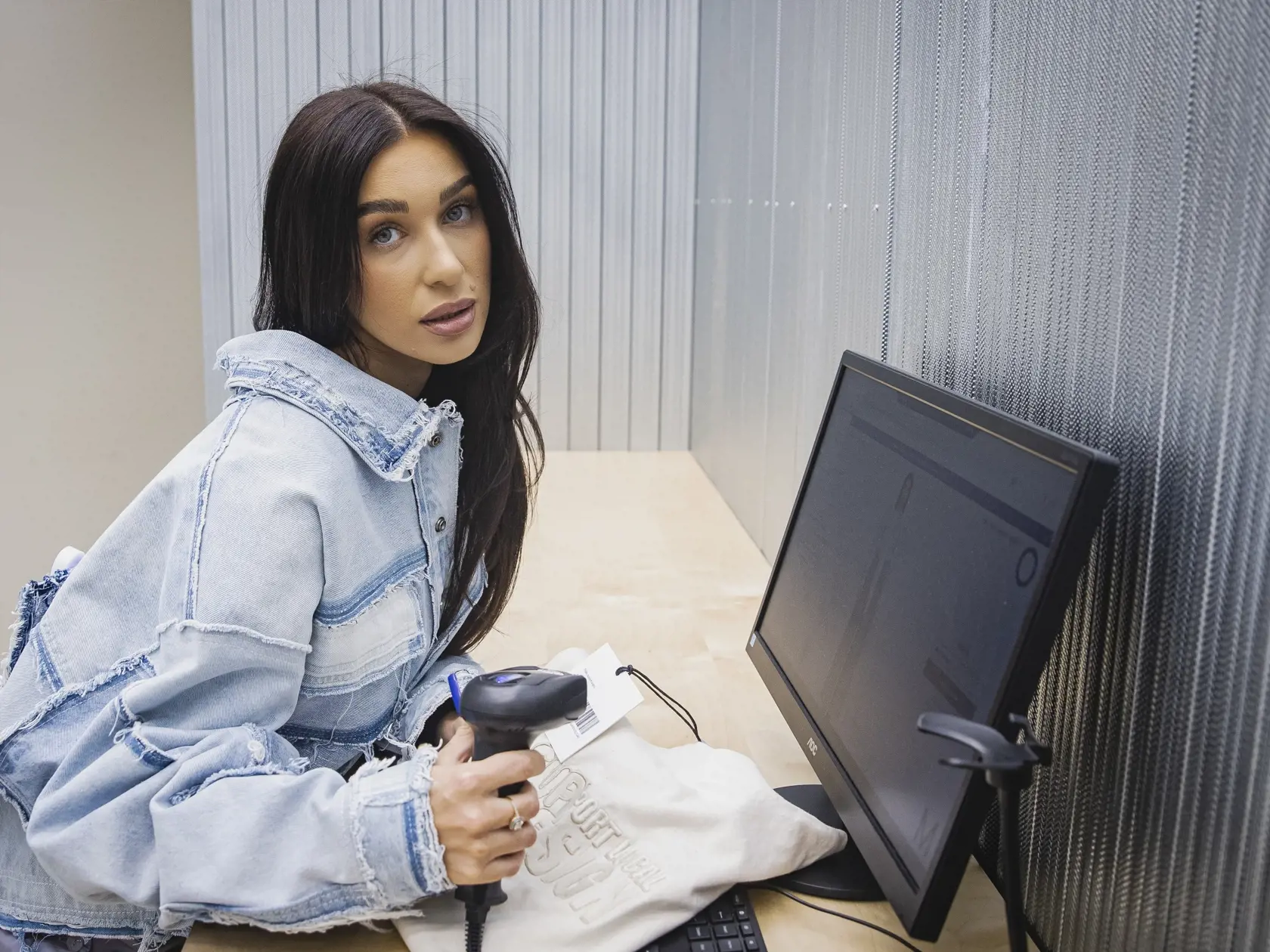 Slovenská influencerka a podnikateľka Bianka Rumanová si v multibrandovom fashion store so slovenskými a českými dizajnérmi & značkami SOM. STORE vyskúšala prácu asistentky predaja.