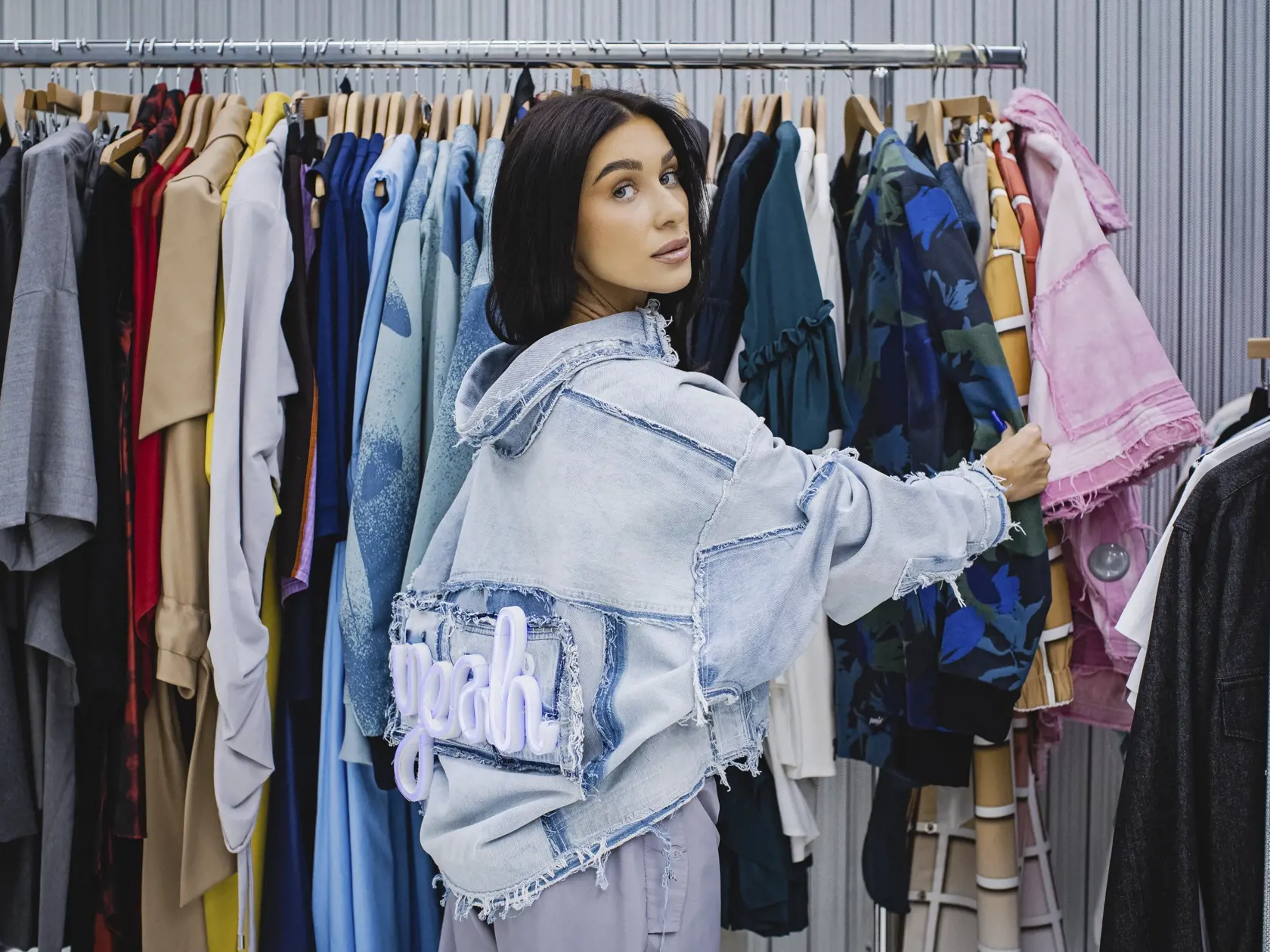 Slovenská influencerka a podnikateľka Bianka Rumanová si v multibrandovom fashion store so slovenskými a českými dizajnérmi & značkami SOM. STORE vyskúšala prácu asistentky predaja.