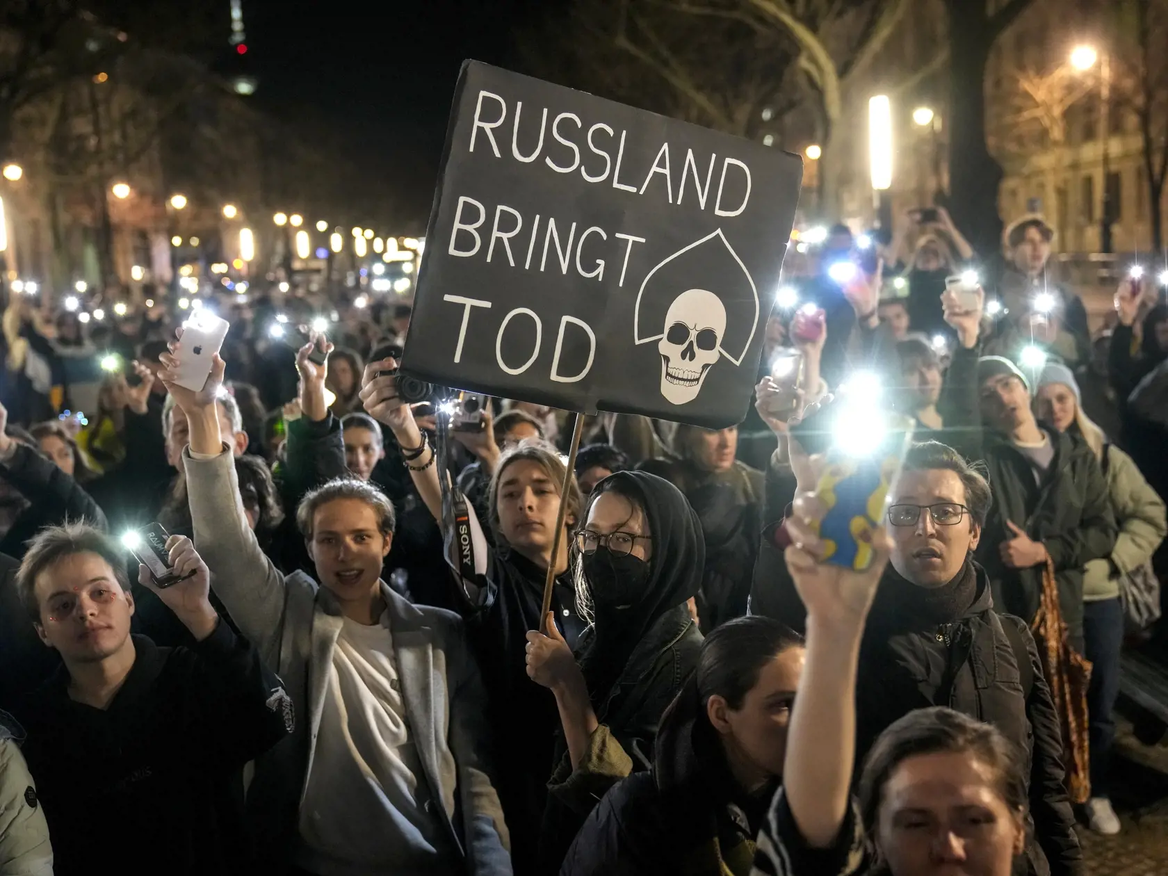 Ľudia sa zhromaždili pred ruským veľvyslanectvom v Berlíne na protest proti úmrtiu ruského opozičného lídra Alexeja Navaľného v trestaneckej kolónii v piatok 16. februára 2024.