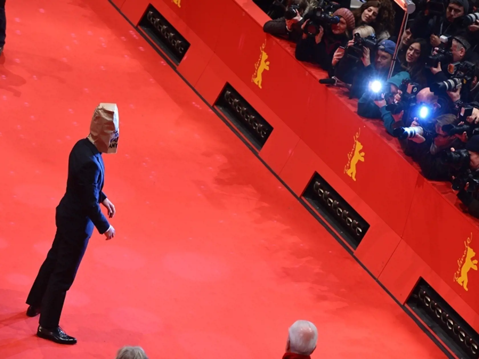Shia LaBeouf: Jeho hlava sa na červenom koberci vcelku vynímala.
