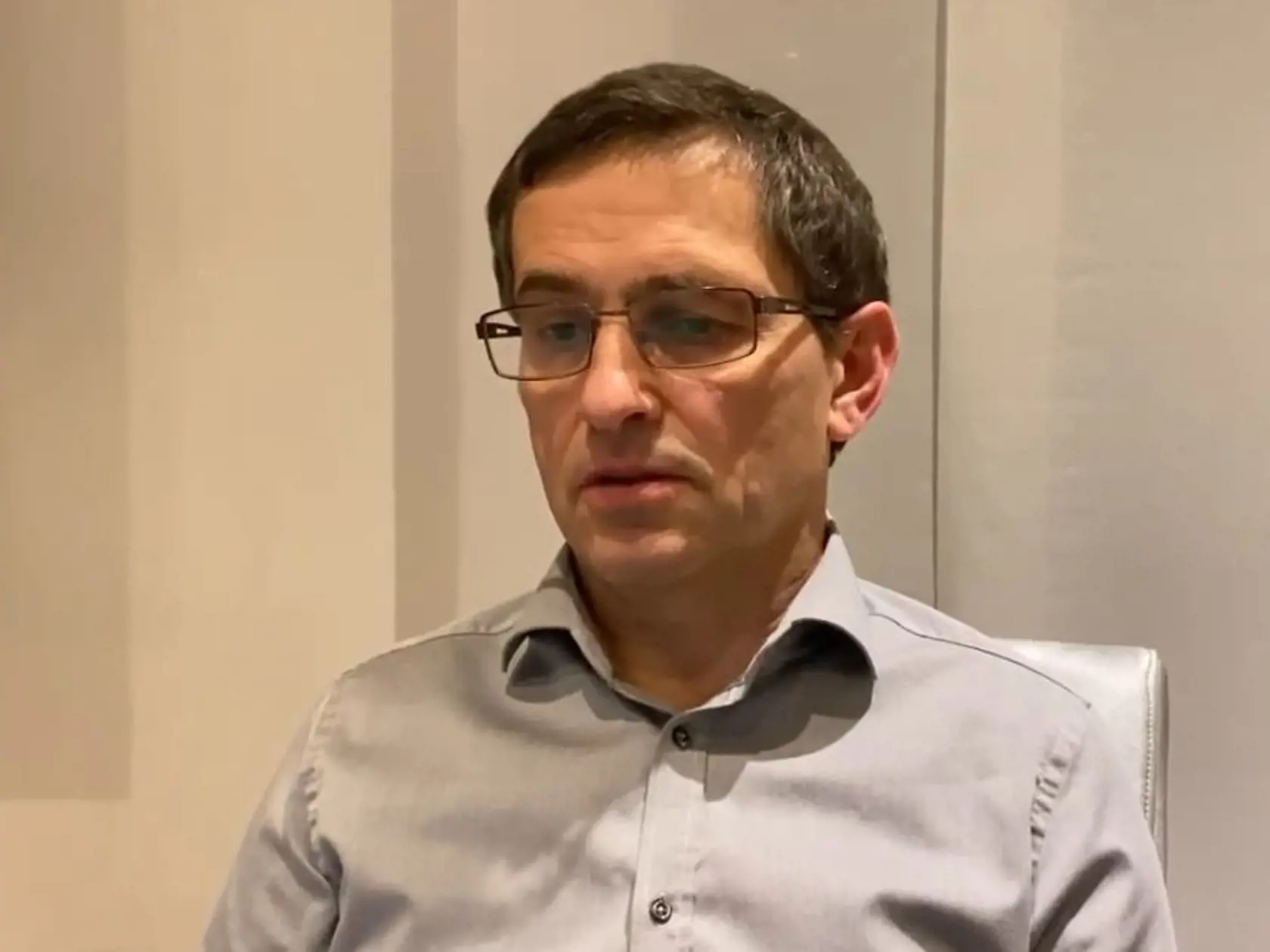 Vyhrážky bral Statelov ako znamenie, že niekto si praje, aby mu „nestál v ceste“."Bral som to ako vyhrážku, aby som odstúpil. Zotrval som jedine vďaka očakávaniu, že páchatelia budú odhalení a potrestaní. Bohužiaľ , sa tak nestalo," povedal sklamaný exstarosta, ktorý pred súdom v roku 2022 povedal, že má strach o život. "Obávam sa o svoj život, o život rodiny, detí aj manželky. Týmto útokom čelím dva roky," opísal Statelov.