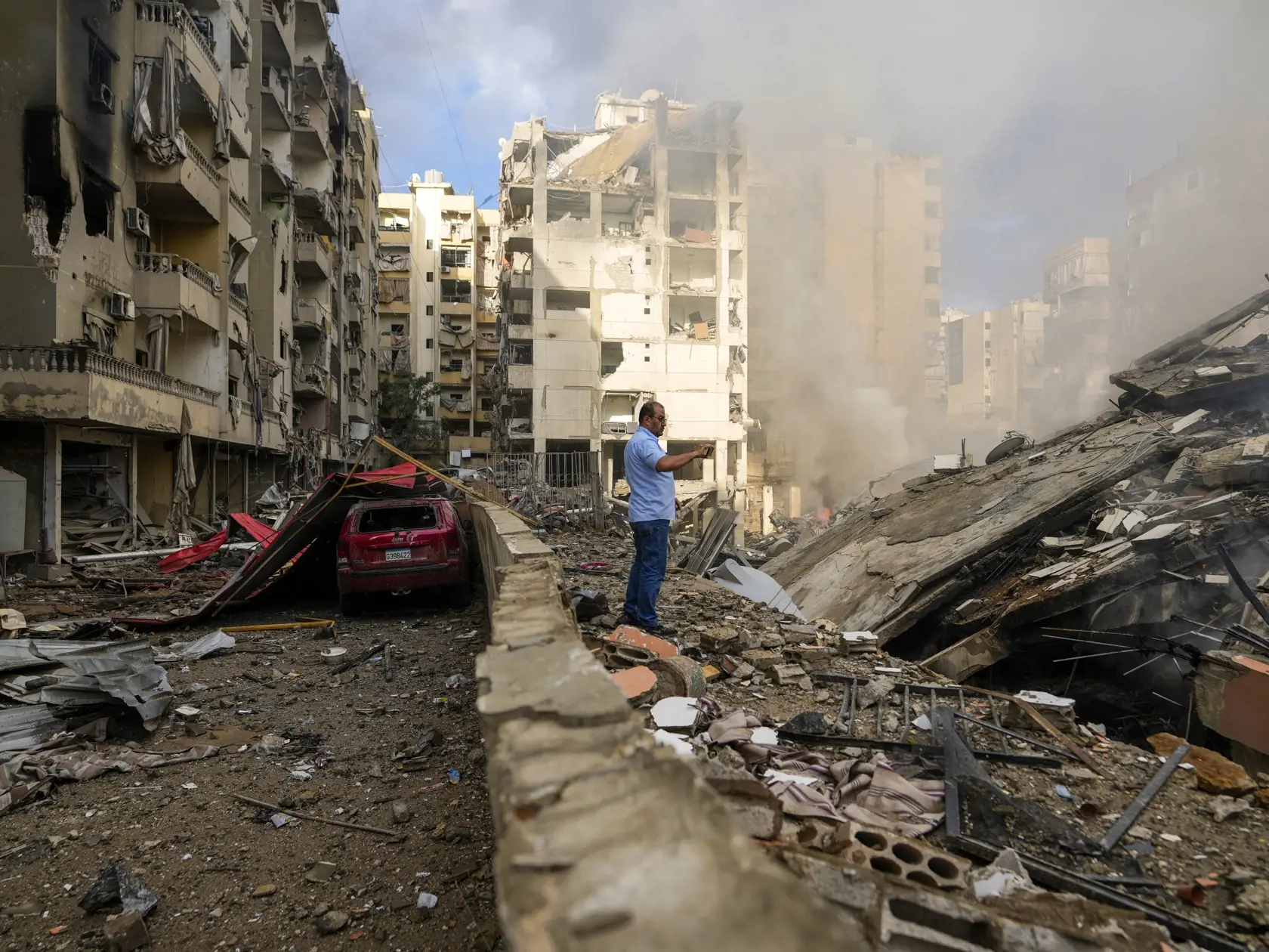 JB 21 Bejrút - Muž dokumentuje zničené budovy  po izraelskom leteckom útoku na južnom predmestí Bejrútu 1. októbra 2024. FOTO TASR/AP

A man documents the damaged buildings at the site of an Israeli airstrike in Beirut's southern suburb, Lebanon, Tuesday, Oct. 1, 2024. (AP Photo/Hassan Ammar)