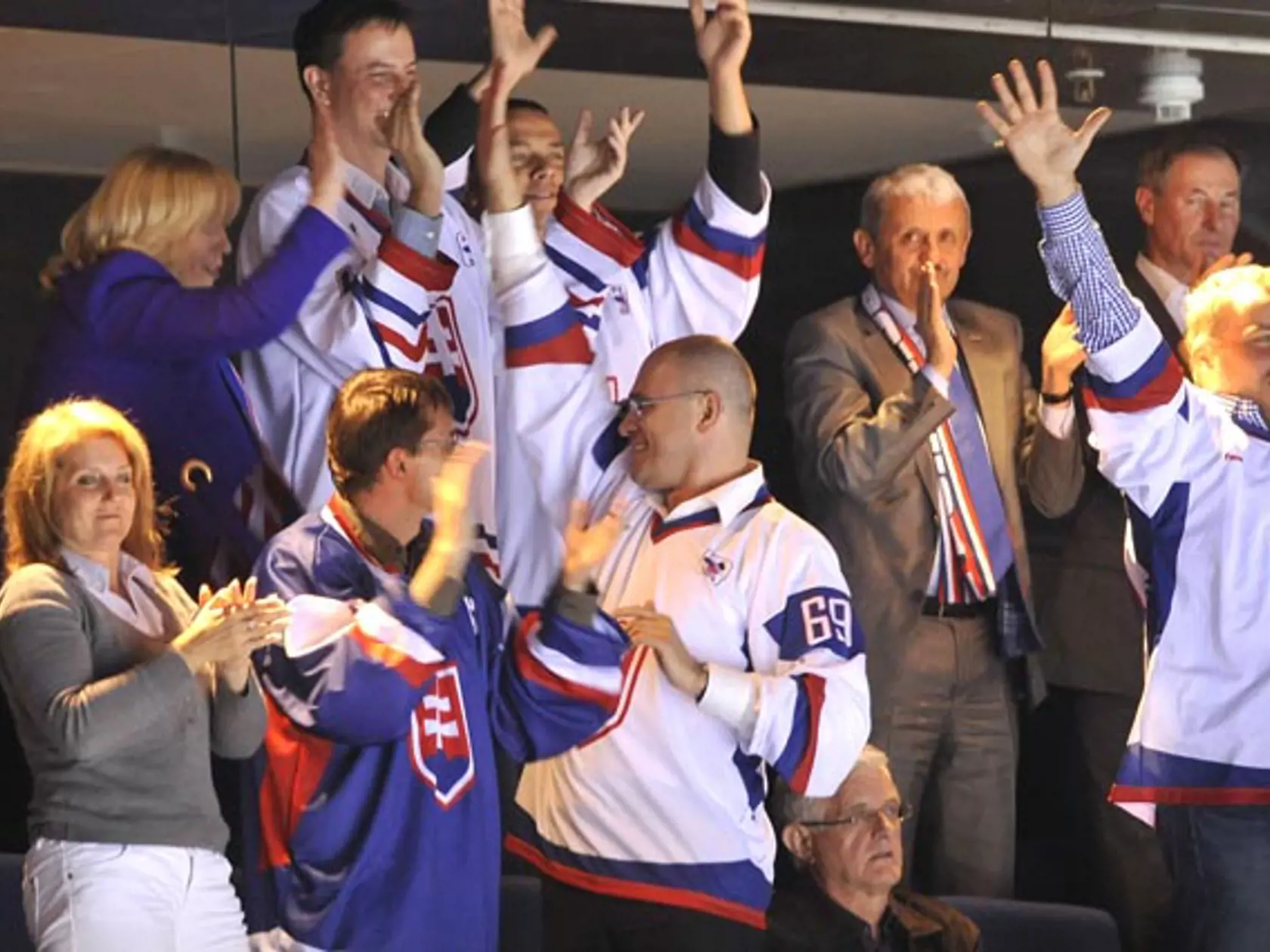Richard Sulík spolu s Mikulášom Dzurindom na zápase A-skupiny na MS 2011 v hokeji Slovensko - Slovinsko 29. aprÌla 2011 v Bratislave.