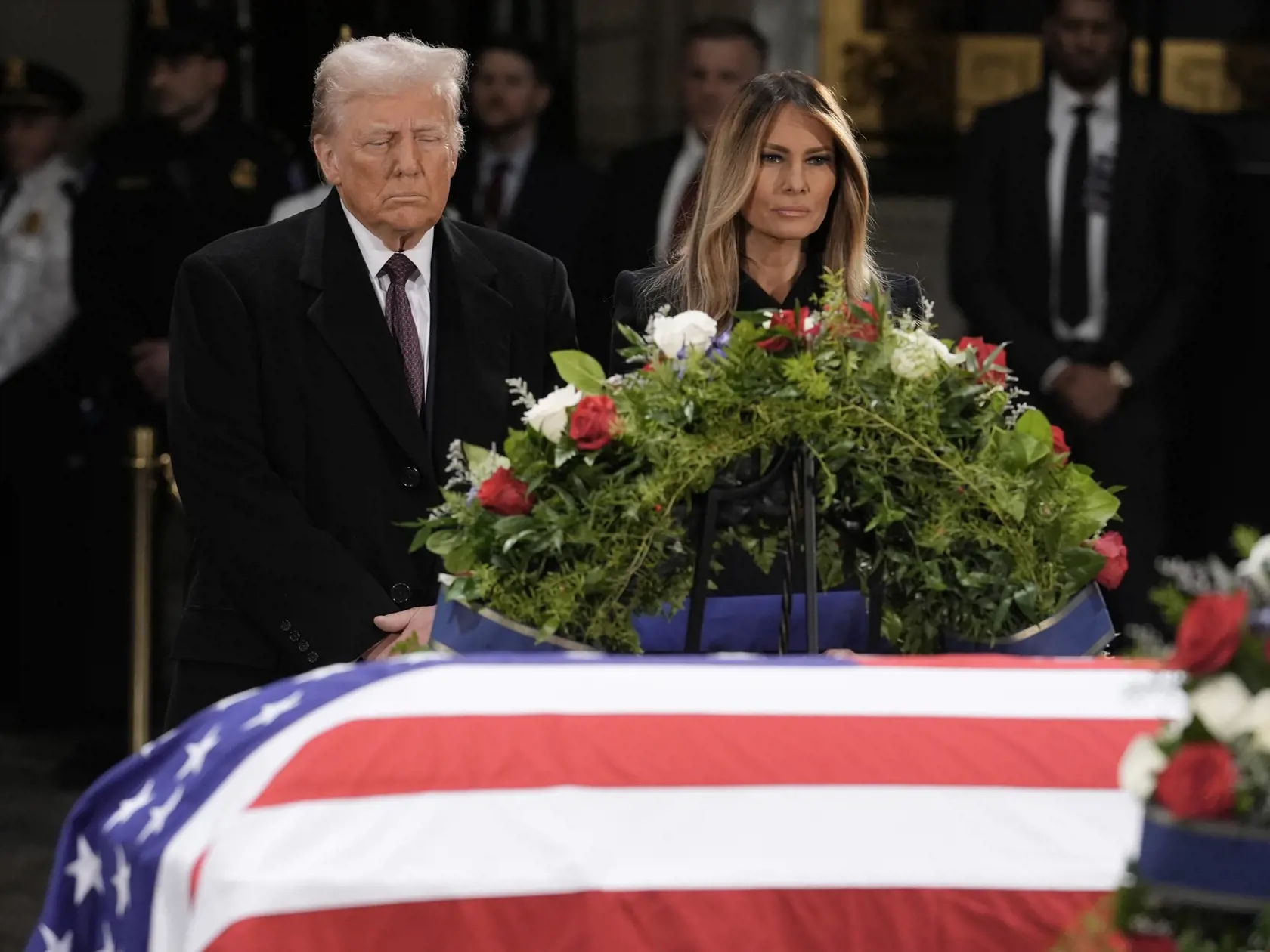 Novozvolený prezident USA Donald Trump a jeho manželka Melania Trumpová vzdávajú úctu pred rakvou s pozostatkami bývalého amerického prezidenta Jimmyho Cartera v americkom Kapitole vo Washingtone v stredu 8. januára 2025.