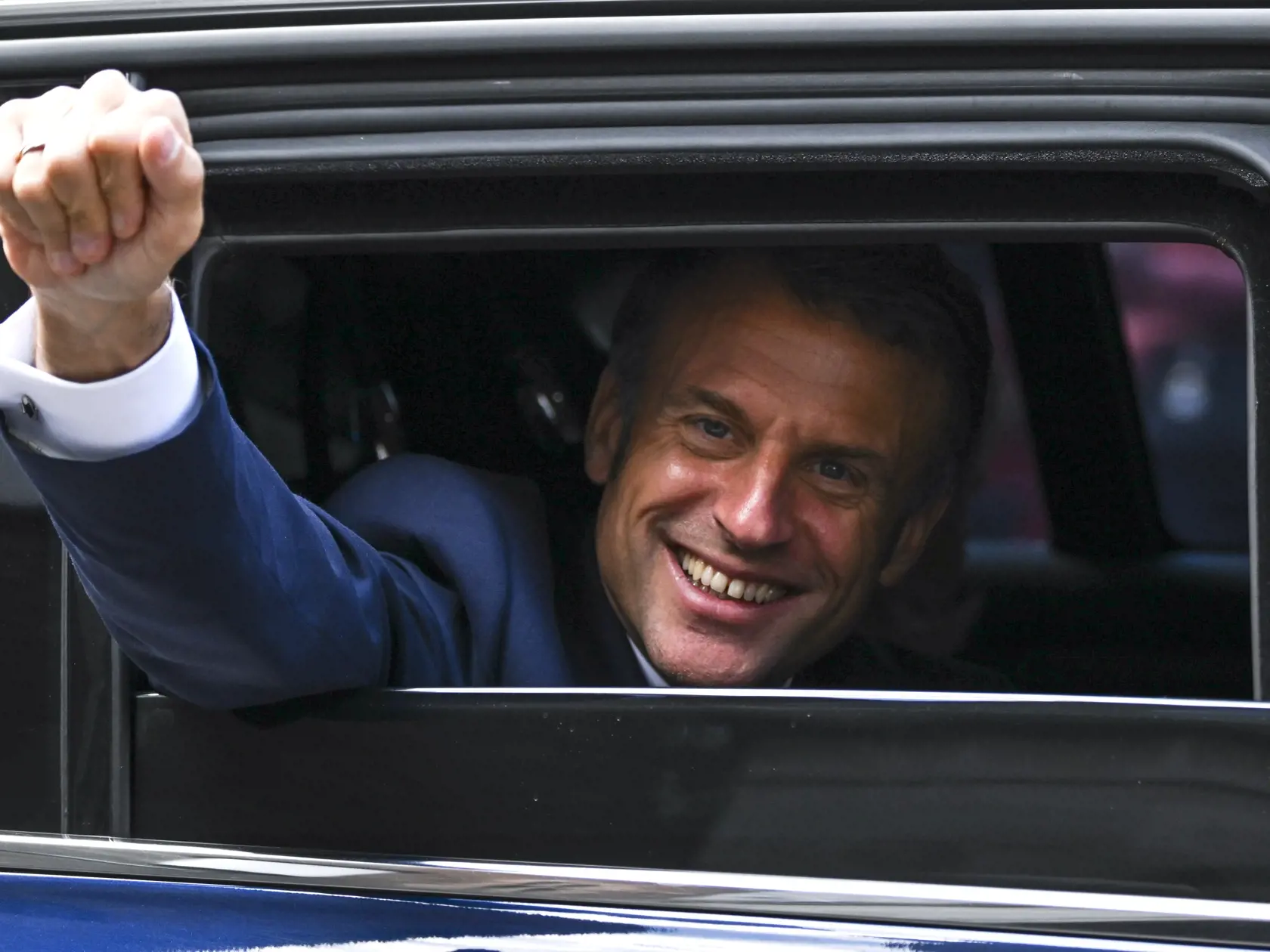 WA 46 Münster - Francúzsky prezident Emmanuel Macron máva z limuzíny po udelení Medzinárodnej ceny Vestfálskeho mieru, ktorú si prevzal z rúk nemeckého prezidenta Franka-Waltera Steinmeiera počas tretieho záverečného dňa oficiálnej návštevy v meste Münster na západe Nemecka v utorok 28. mája 2024. Francúzsky prezident Emmanuel Macron v nedeľu pricestoval na trojdňovú štátnu návštevu Nemecka, ktorá je zároveň prvou zo strany francúzskej hlavy štátu za uplynulých 24 rokov. Štátna návšteva sa pô