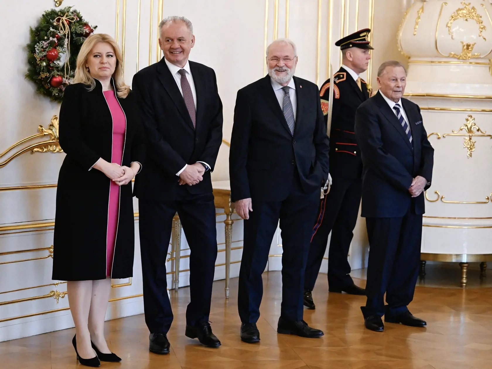Na snímke bývalí prezidenti SR zľava Zuzana Čaputová, Andrej Kiska, Ivan Gašparovič a Rudolf Schuster počas stretnutia prezidentov na tradičnom novoročnom obede v pondelok 13. januára 2025 v Prezidentskom paláci v Bratislave. FOTO TASR - Pavel Neubauer


