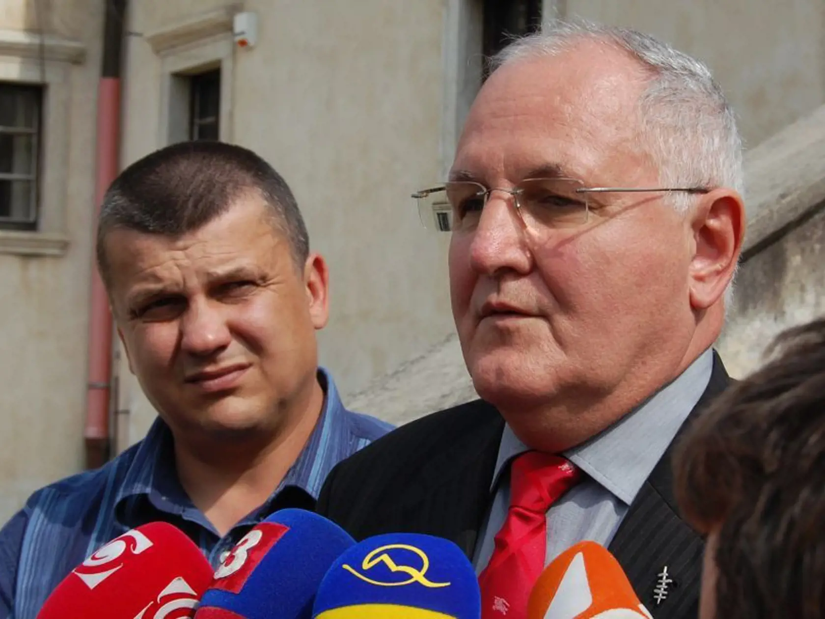 Dušan Čaplovič patril k popredným slovenským politikom, vo vládach Smeru-SD zastával viaceré posty, najviac sa zviditeľnil ako minister školstva.