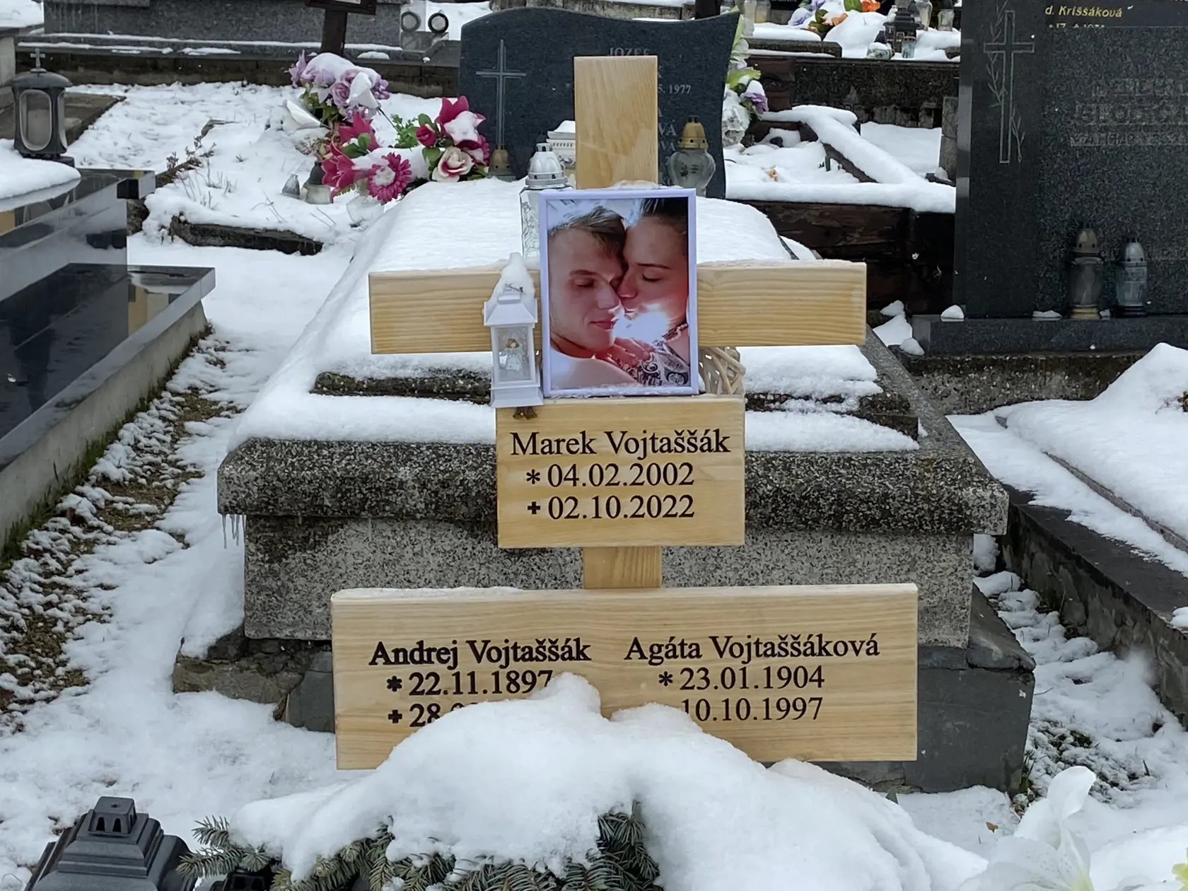 Len neobyčajný kríž s tromi tabuľkami a fotografia zaľúbencov upozorňovali na miesto, kde je hrob mladého gorala, keďže v Ždiari v týchto dňoch vládne nie jar, ale ešte zima.