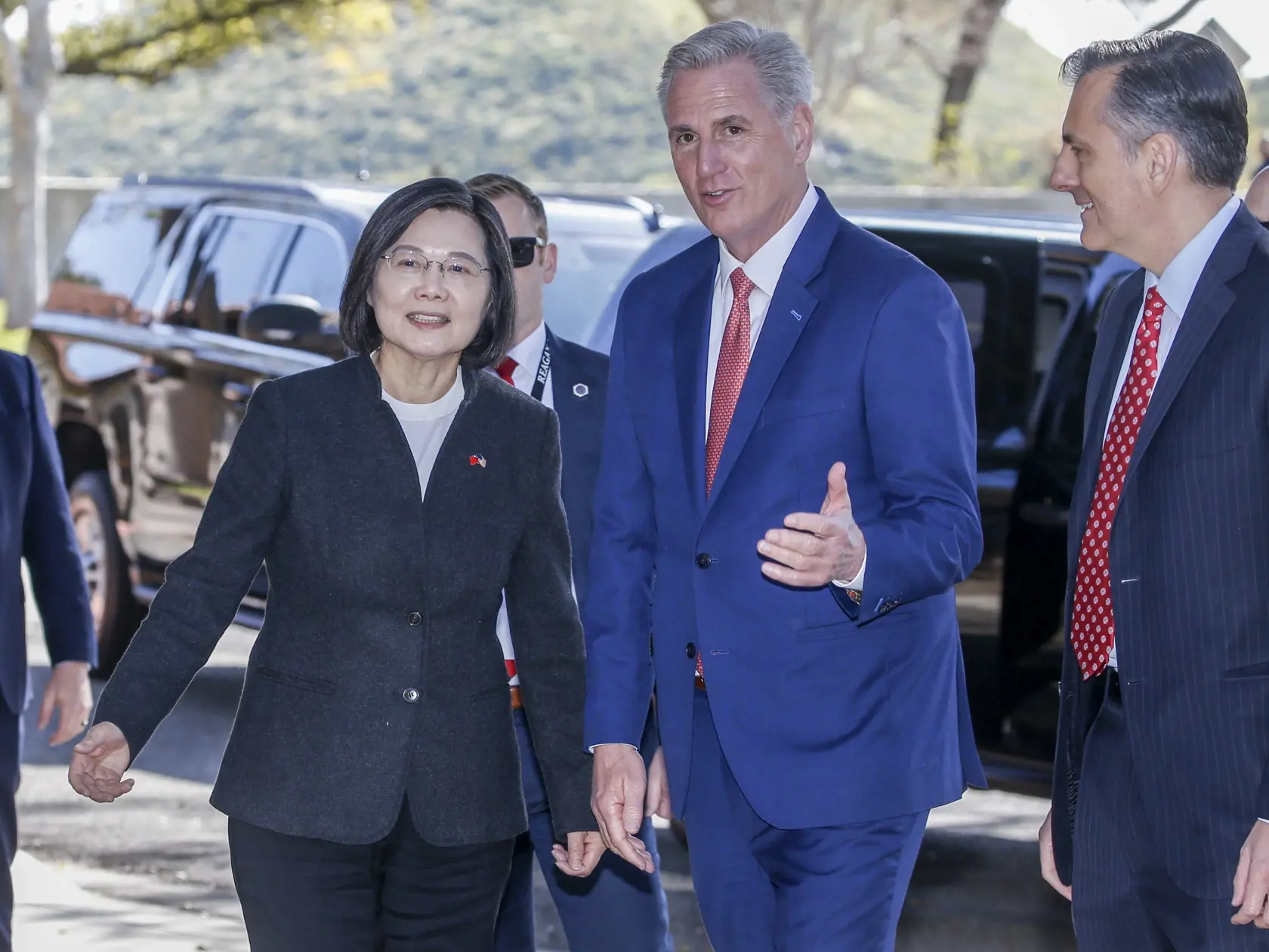 JB 5 Simi Valley - Predseda Snemovne reprezentantov Kongresu USA Kevin McCarthy (druhý sprava) víta taiwanskú prezidentku Cchaj Jing-wen počas ich stretnutia v Prezidentskej knižnici Ronalda Reagana v kalifornskom Simi Valley 5. apríla 2023. McCarthy, ktorý je oficiálne tretím najvyšším ústavným činiteľom USA, privítal Cchaj v priestoroch Prezidentskej knižnice Ronalda Reagana v Simi Valley neďaleko Los Angeles. Je najvyššie postaveným americkým predstaviteľom, ktorý sa stretol s taiwanským lídr