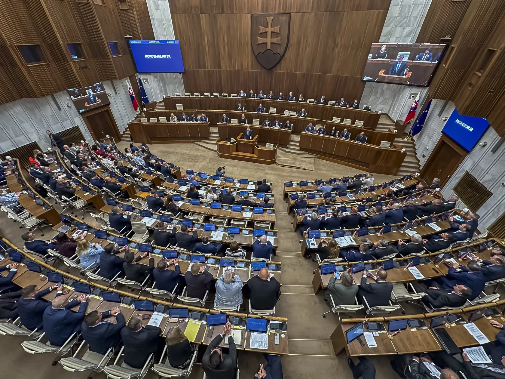 Na snímke uprostred poverený predseda NR SR Peter Žiga (Hlas-SD) počas 12. schôdze NR SR v Bratislave 21. mája 2024.