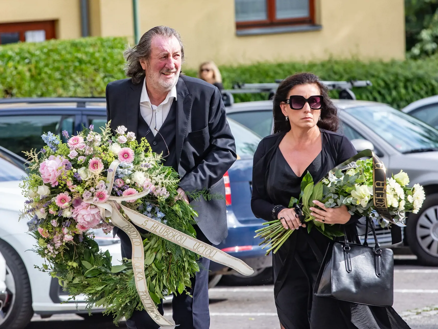 Omša a pohreb legendárnej Popolušky Libuše Šafránkovej v rodnej dedine Šlapanice. Na fotke je Bolek Polívka.