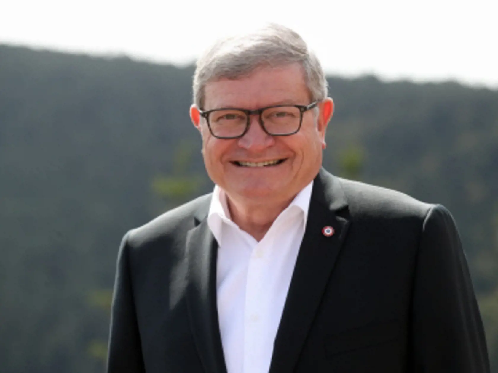 Nakazeného poslanca Jean-Luc Reitzera hospitalizovali na jednotke intenzívnej starostlivosti.