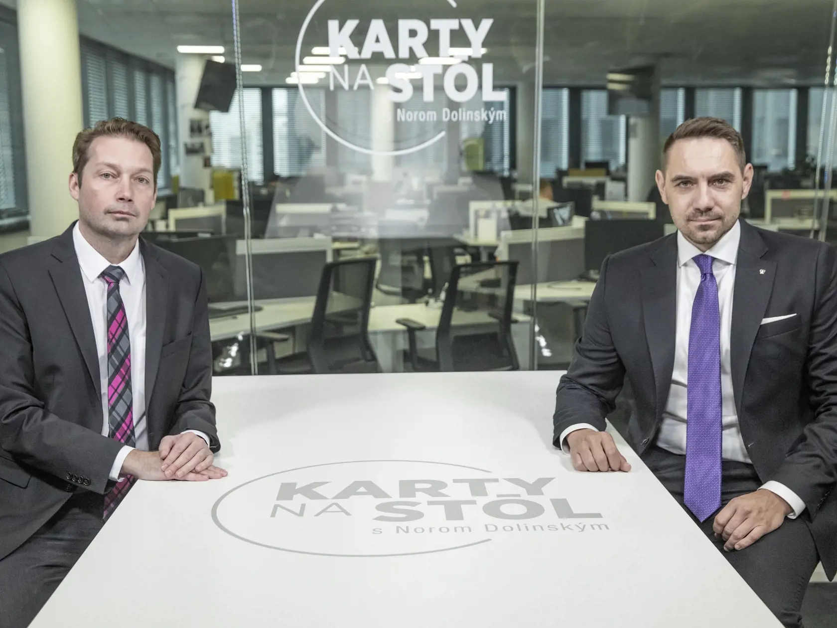 	Na je snímke diskusná relácia "Karty na stôl", ktorej hosťom bol podpredseda strany Aliancia - Szovetség György Gyimesi.