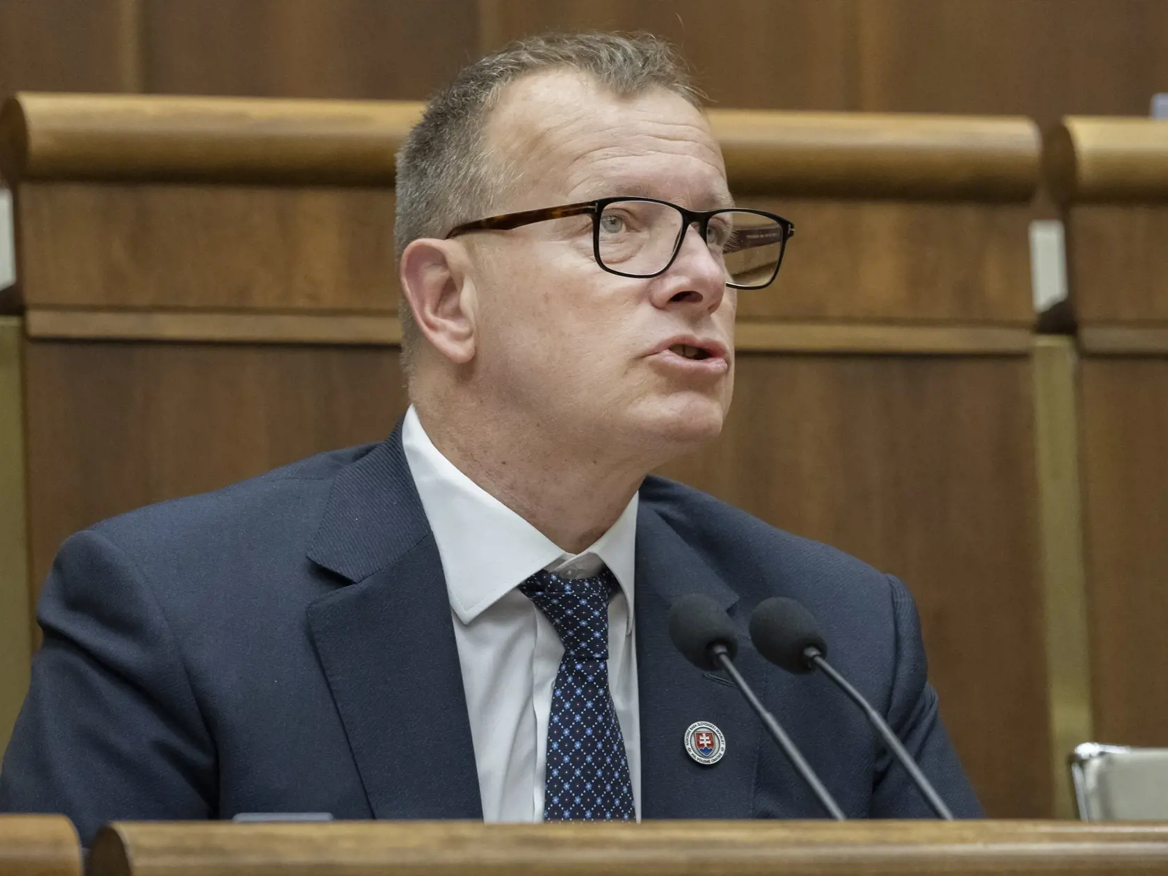 Na snímke predseda NR SR Boris Kollár (Sme rodina) pred otvorením 87. mimoriadnej schôdze Národnej rady SR o dodaní slovenských stíhačiek Mig-29 na Ukrajinu a skoršom termíne predčasných volieb v Bratislave 28. februára 2023. Poslanci Národnej rady (NR) SR neboli v utorok ráno uznášaniaschopní. Predseda parlamentu Boris Kollár (Sme rodina) preto vyhlásil hodinovú prestávku. Následne sa parlament opäť pokúsi otvoriť mimoriadnu schôdzu k skoršiemu termínu predčasných volieb. FOTO TASR - Jaroslav N