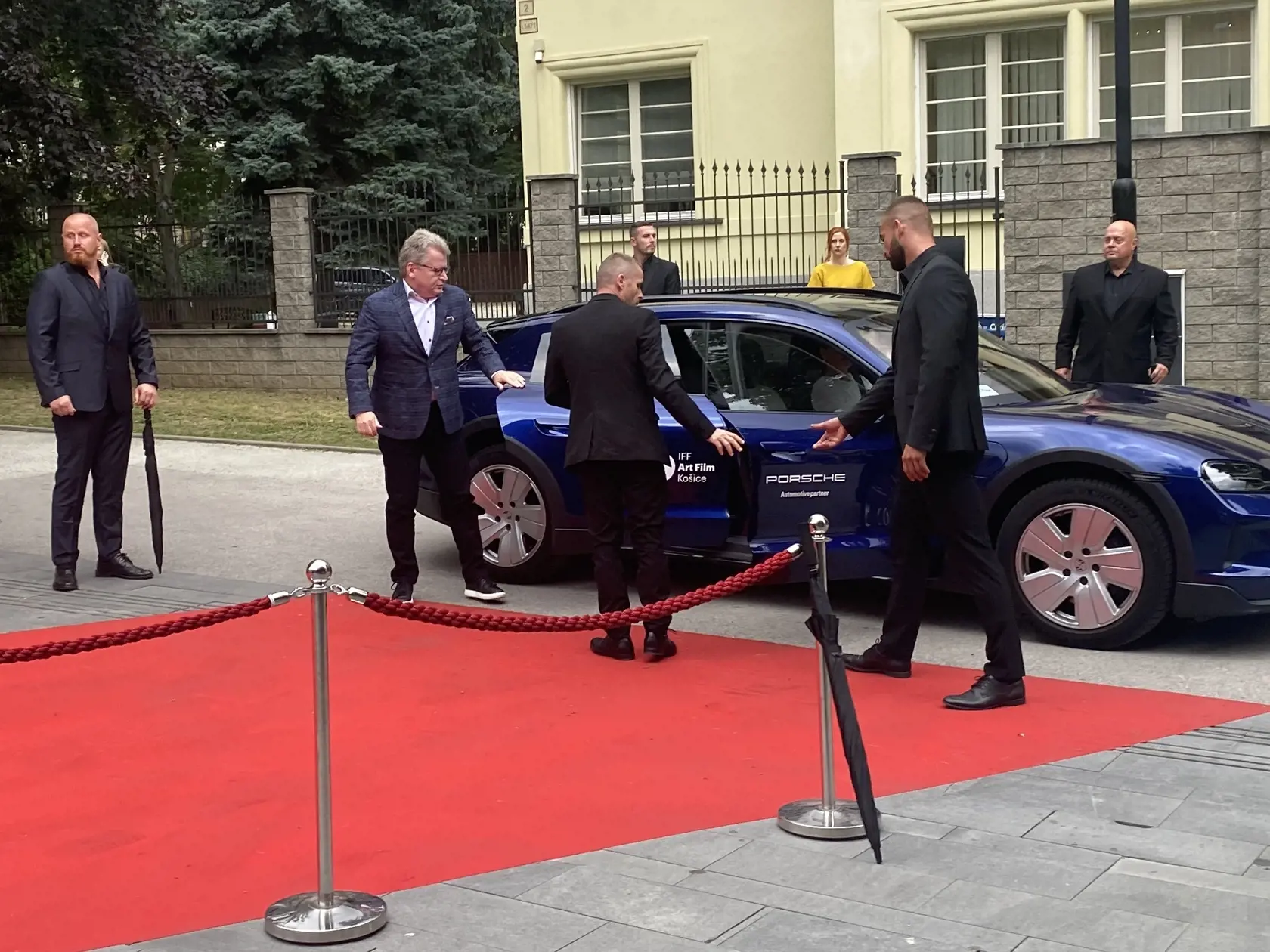 Príchod hostí na záverečný ceremoniál 30. ročníka medzinárodného festivalu Art Film Košice, na ktorom odovzdali ceny držiteľom honorárnych ocenení - Sergejovi Loznicovi, Antónii Liškovej a Marošovi Kramárovi a vyhlásili víťazov jednotlivých súťaží.