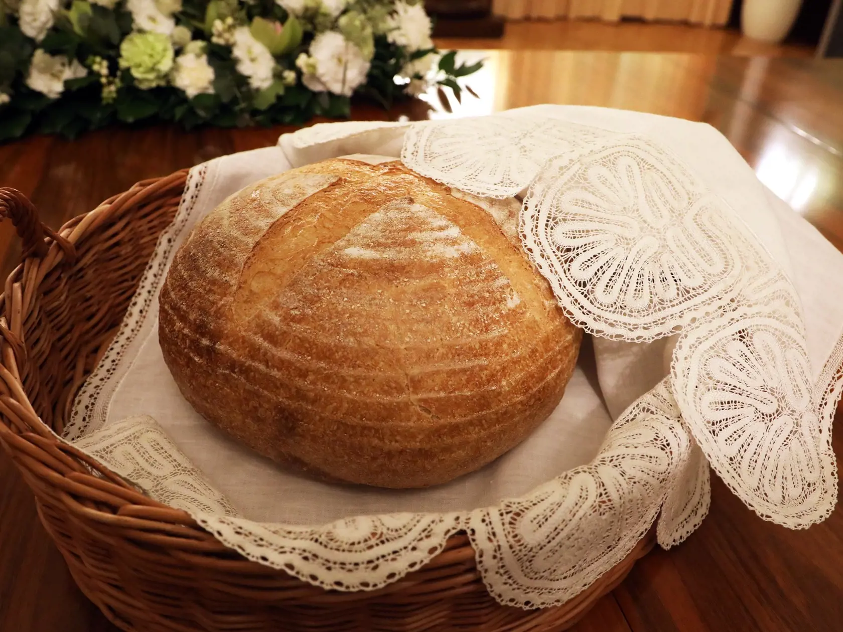 Prezidentka SR Zuzana Čaputová v pondelok darovala pápežovi Františkovi symbolický peceň chleba (na snímke), ale aj med z Prezidentskej záhrady. Súčasťou jej darov sú tiež nabíjacie stanice pre elektromobily, ale aj medicínske vybavenie pre vatikánsky fond, ktorý pomáha v boji proti pandémii v najchudobnejších častiach sveta. Pápežovi ich prezentovala počas pondelkového stretnutia v Prezidentskom paláci. Bratislava, 13. septembra 2021. FOTO TASR - KP SR