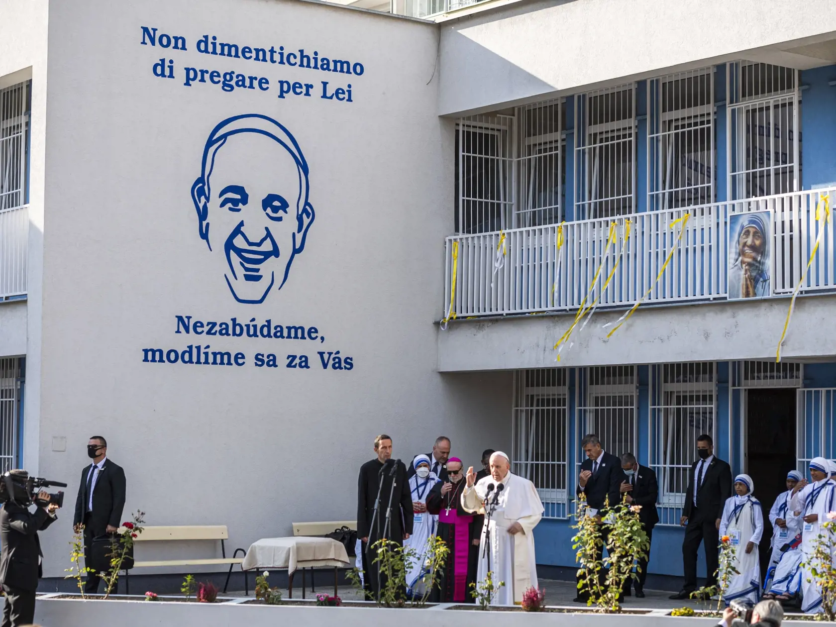 V nedeľu 12. septembra 2021 pricestoval na oficiálnu návštevu Slovenska pápež František. Počas návštevy, ktorá potrvá do 15. septembra Svätý Otec zavíta do Bratislavy, Košíc, Prešova a Šaštína. Stretne sa s troma najvyššími ústavnými činiteľmi, ale aj zástupcami židovskej či rómskej komunity. V Šaštíne je na programe svätá omša s homíliou Svätého Otca. Návšteva, ktorej mottom je “S Máriou a Jozefom na ceste za Ježišom” je prvou cestou pápeža Františka na Slovensko. Na snímke pápež František poča