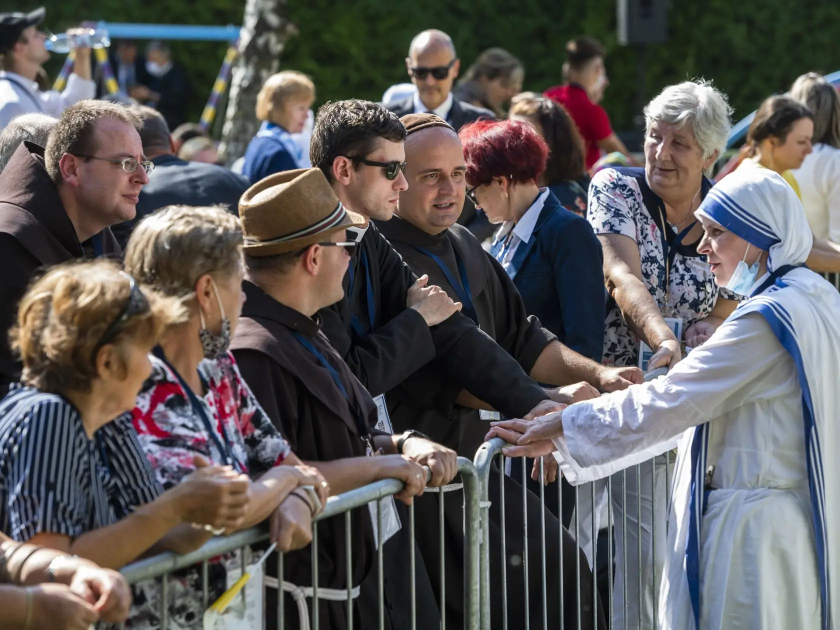V nedeľu 12. septembra 2021 pricestoval na oficiálnu návštevu Slovenska pápež František. Počas návštevy, ktorá potrvá do 15. septembra Svätý Otec zavíta do Bratislavy, Košíc, Prešova a Šaštína. Stretne sa s troma najvyššími ústavnými činiteľmi, ale aj zástupcami židovskej či rómskej komunity. V Šaštíne je na programe svätá omša s homíliou Svätého Otca. Návšteva, ktorej mottom je “S Máriou a Jozefom na ceste za Ježišom” je prvou cestou pápeža Františka na Slovensko. Na snímke ľudia čakajú na pápe