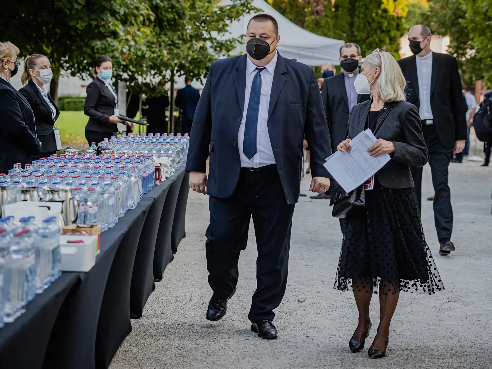 Pápež František sa v pondelok 13.9. 2021 zúčastnil oficiálneho prijatia u Prezidentky Slovenskej republiky Zuzany Čapautovej a následného stretnutia s osobnosťami politického, spoločonského aj kultúrnehon života v záhrade Prezidentského paláca. Na snímke hlavný hygienik Slovenskej republiky Ján Mikas.