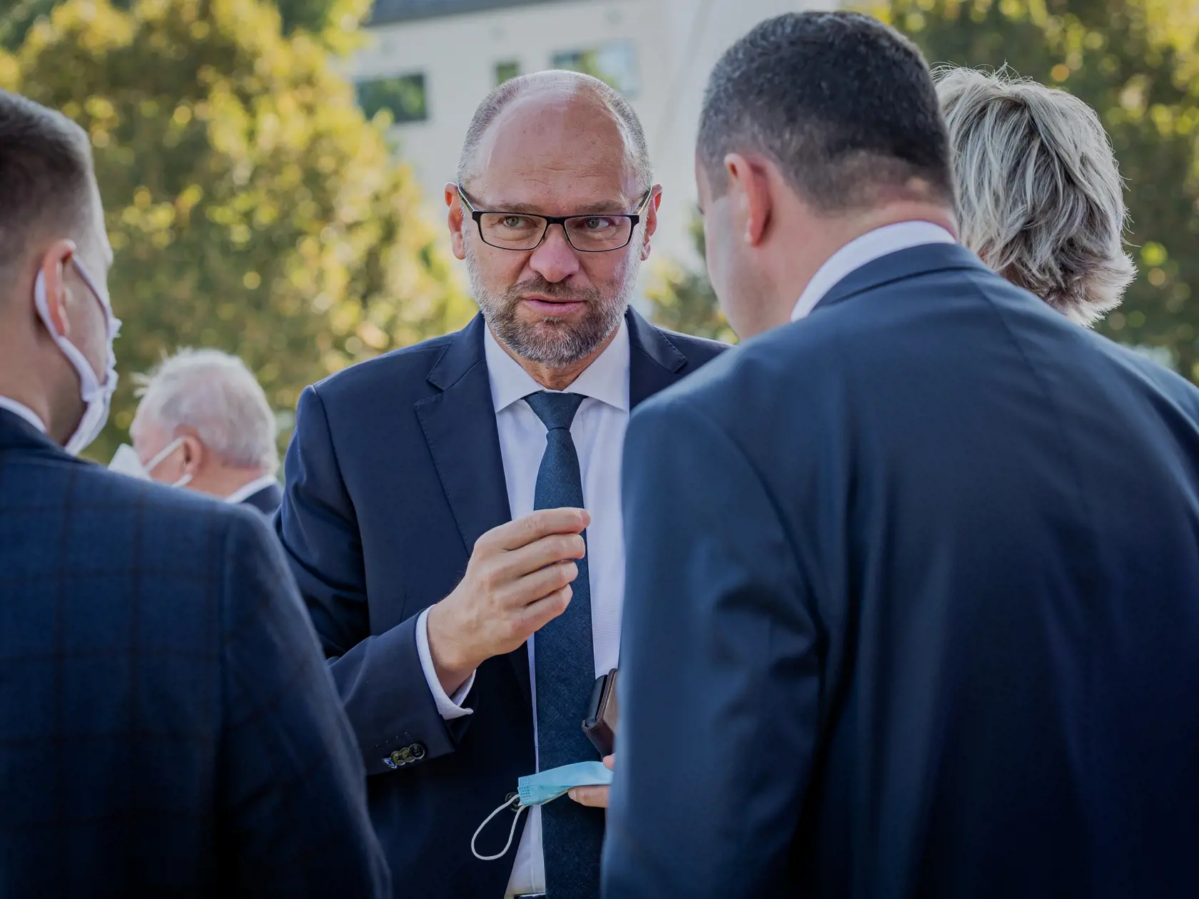 Pápež František sa v pondelok 13.9. 2021 zúčastnil oficiálneho prijatia u Prezidentky Slovenskej republiky Zuzany Čapautovej a následného stretnutia s osobnosťami politického, spoločonského aj kultúrnehon života v záhrade Prezidentského paláca. Na snímke minister hospodárstva Slovenskej republiky RIchard Sulík.
