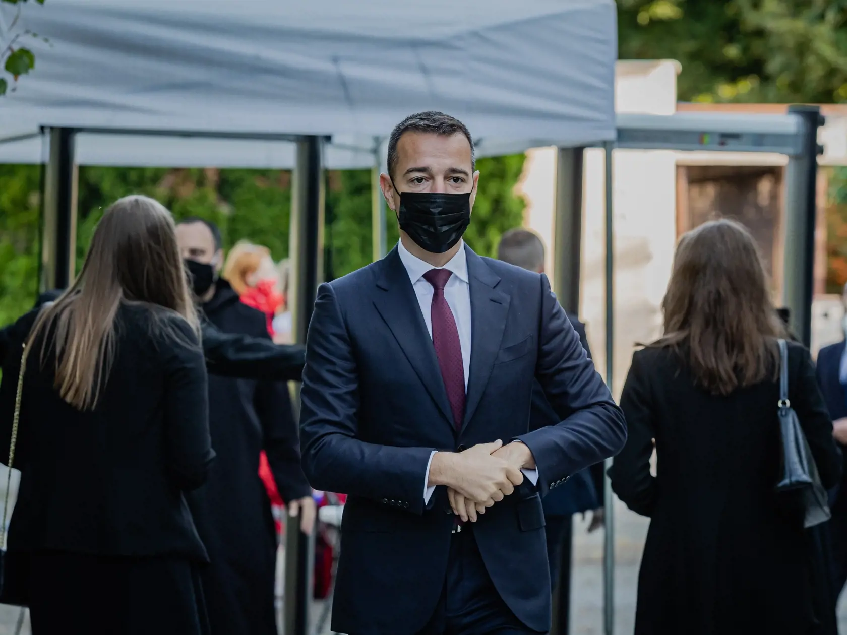 Pápež František sa v pondelok 13.9. 2021 zúčastnil oficiálneho prijatia u Prezidentky Slovenskej republiky Zuzany Čapautovej a následného stretnutia s osobnosťami politického, spoločonského aj kultúrnehon života v záhrade Prezidentského paláca. Na snímke Tomáš Drucker.