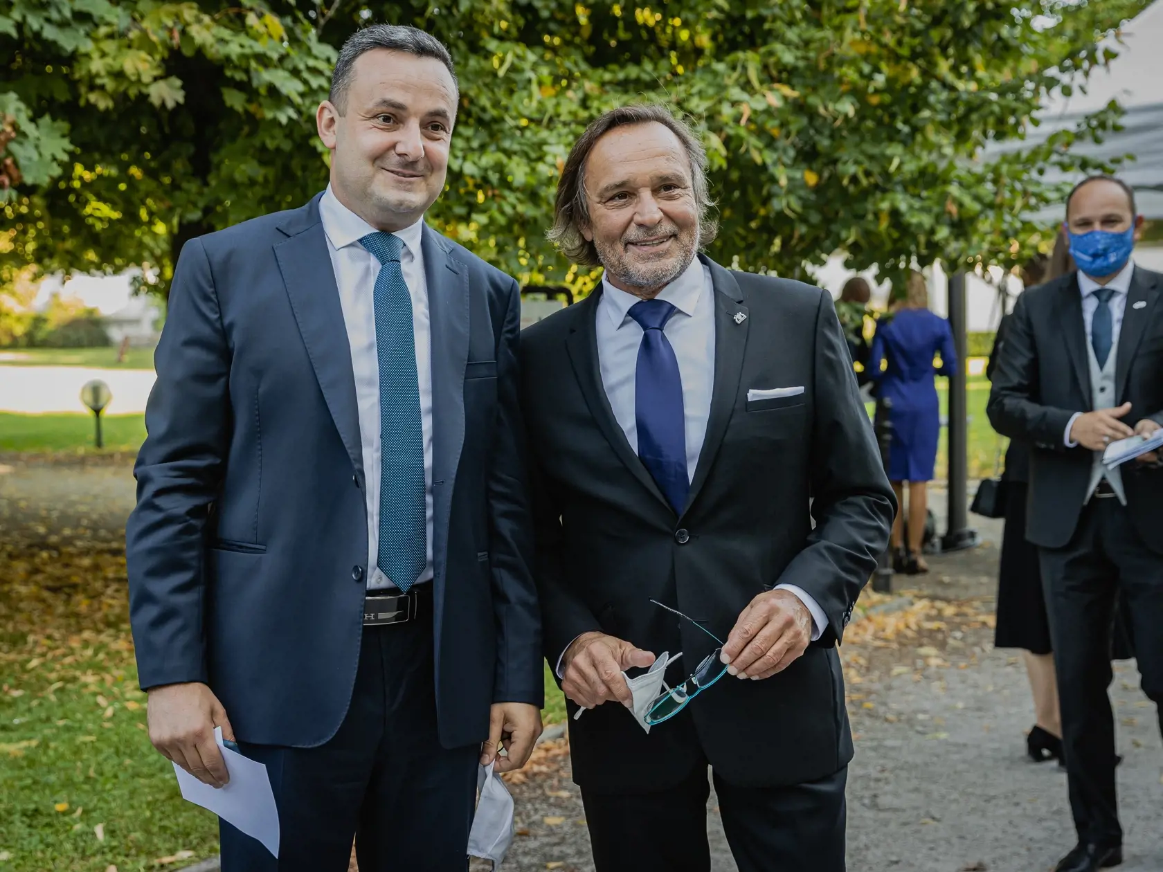 Pápež František sa v pondelok 13.9. 2021 zúčastnil oficiálneho prijatia u Prezidentky Slovenskej republiky Zuzany Čapautovej a následného stretnutia s osobnosťami politického, spoločonského aj kultúrnehon života v záhrade Prezidentského paláca. Na snímke Predseda Správy štátnych hmotných rezerv Ján Rudolf a herec Jozef Vajda.