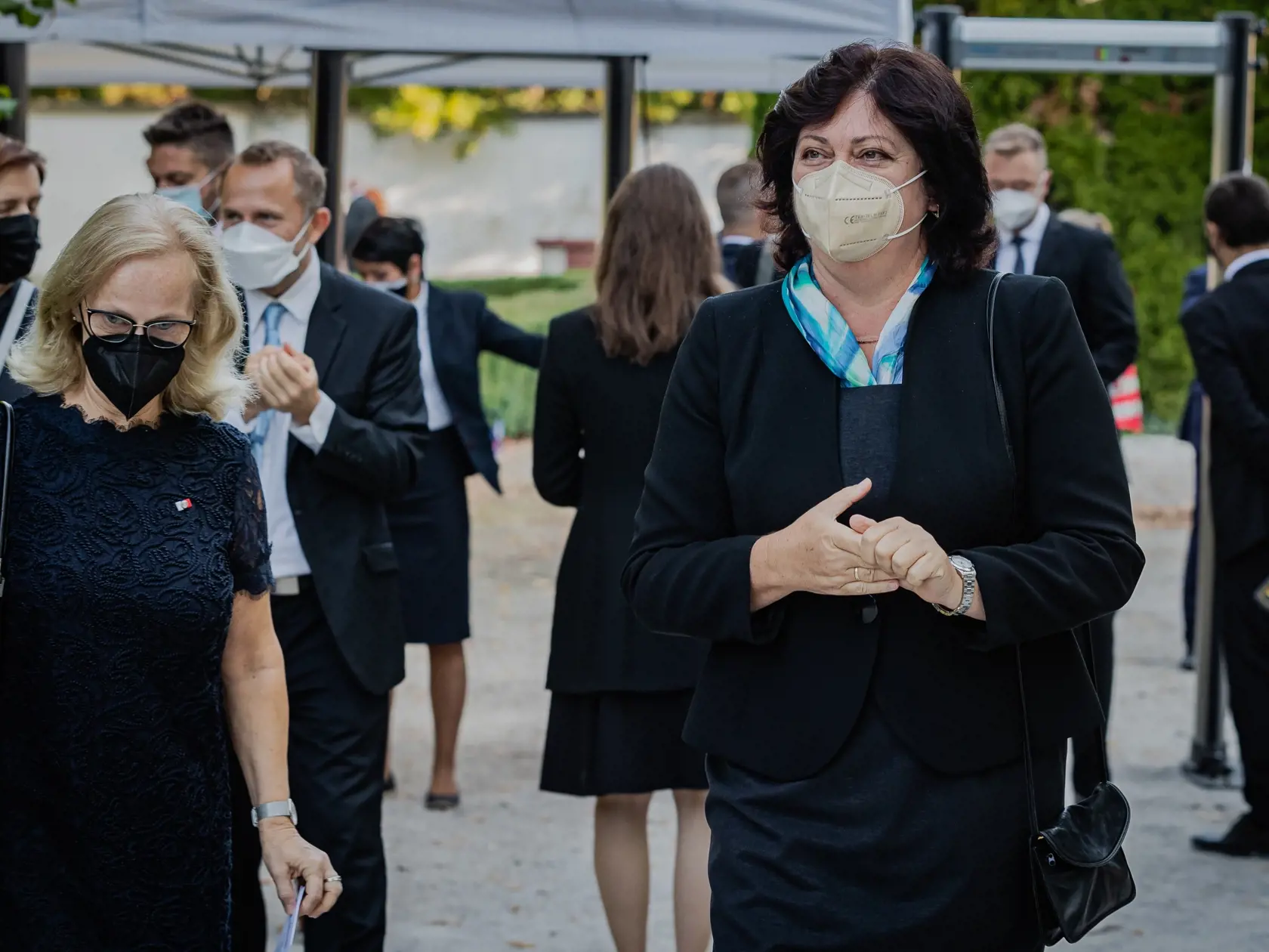 Pápež František sa v pondelok 13.9. 2021 zúčastnil oficiálneho prijatia u Prezidentky Slovenskej republiky Zuzany Čapautovej a následného stretnutia s osobnosťami politického, spoločonského aj kultúrnehon života v záhrade Prezidentského paláca. Na snímke verejná ochrankyňa práv Mária Patakyová.