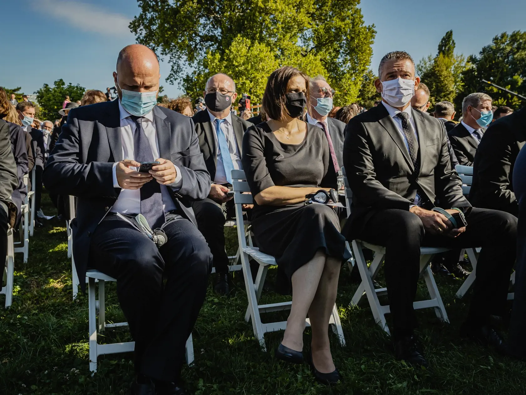 Pápež František sa v pondelok 13.9. 2021 zúčastnil oficiálneho prijatia u Prezidentky Slovenskej republiky Zuzany Čapautovej a následného stretnutia s osobnosťami politického, spoločonského aj kultúrnehon života v záhrade Prezidentského paláca. Na snímke minister obrany Jaroslav Naď. ministerka spravodlivosti Mária Kolíková a minsiter vnútra Roman Mikulec.