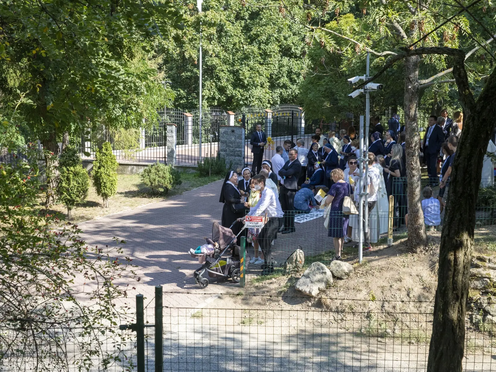 Na snímke veriaci čakajú na pápeža Františka pred Apoštolskou nunciatúrou v Horskom parku