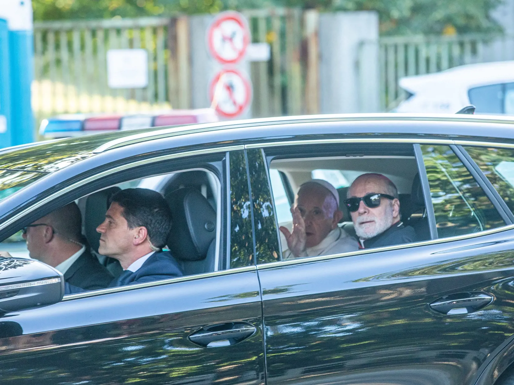Na snímke policajný doprovod s pápežom Františkom na Apoštolskú nunciatúru v Horskom parku.