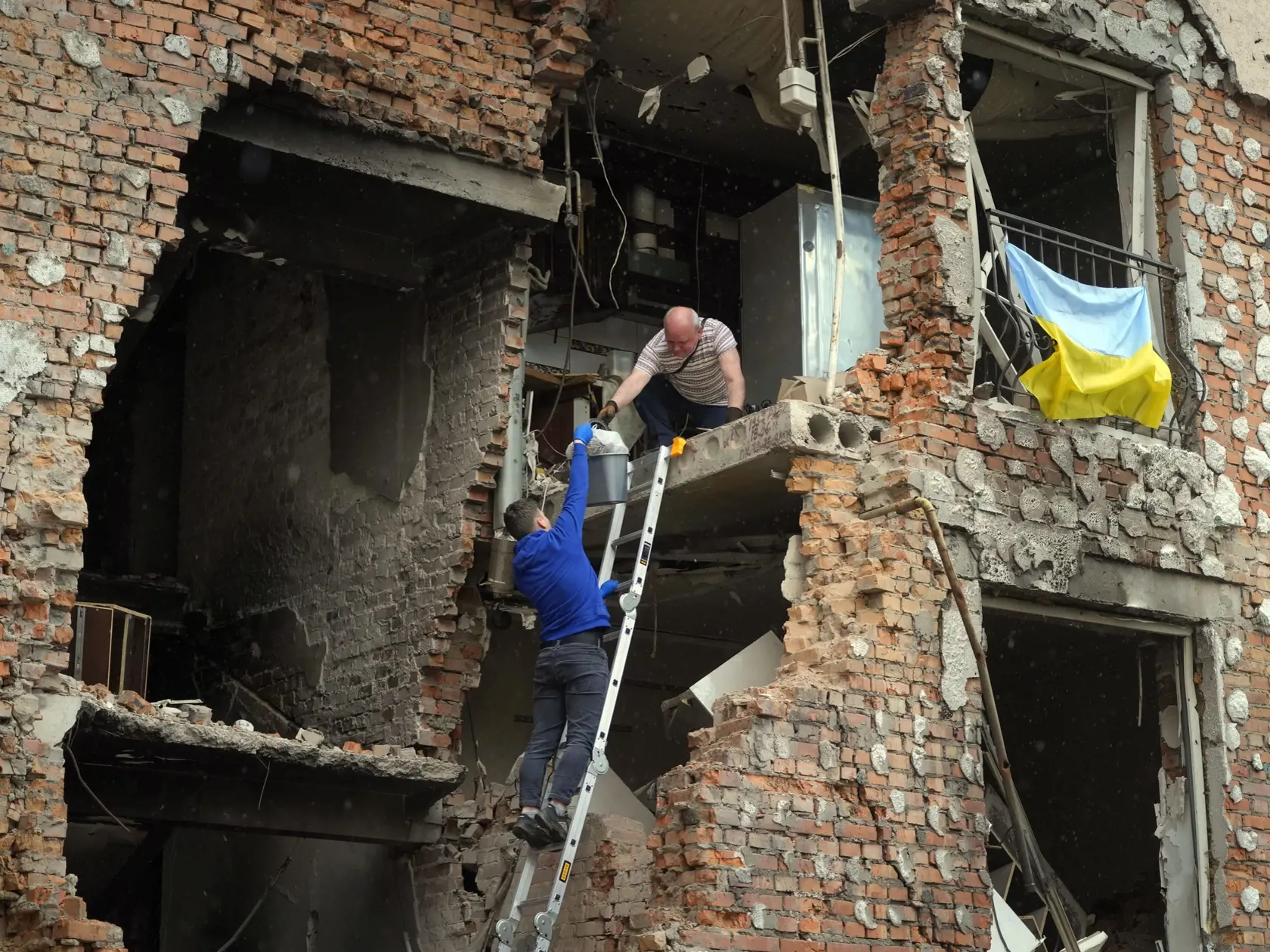 JB 50 Irpiň - Obyvatelia si berú veci z ich zničeného domu po ruskom ostreľovaní v meste Irpiň na predmestí  Kyjeva 21. mája 2022. FOTO TASR/AP

Residents take out their belongings from their house ruined by the Russian shelling in Irpin close to Kyiv, Ukraine, Saturday, May 21, 2022. (AP Photo/Efrem Lukatsky)