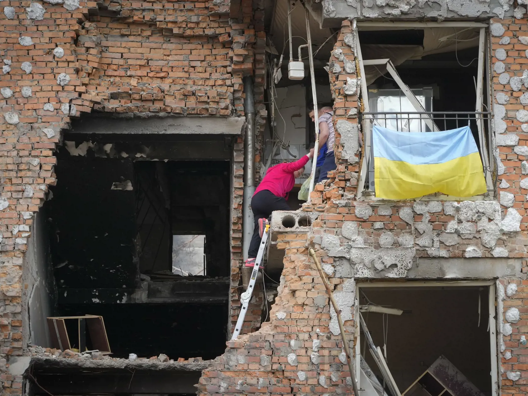 JB 49 Irpiň - Obyvatelia si berú veci z ich zničeného domu po ruskom ostreľovaní v meste Irpiň na predmestí  Kyjeva 21. mája 2022. FOTO TASR/AP

Residents climb up their house ruined by the Russian shelling to take out their belongings in Irpin close to Kyiv, Ukraine, Saturday, May 21, 2022. (AP Photo/Efrem Lukatsky)