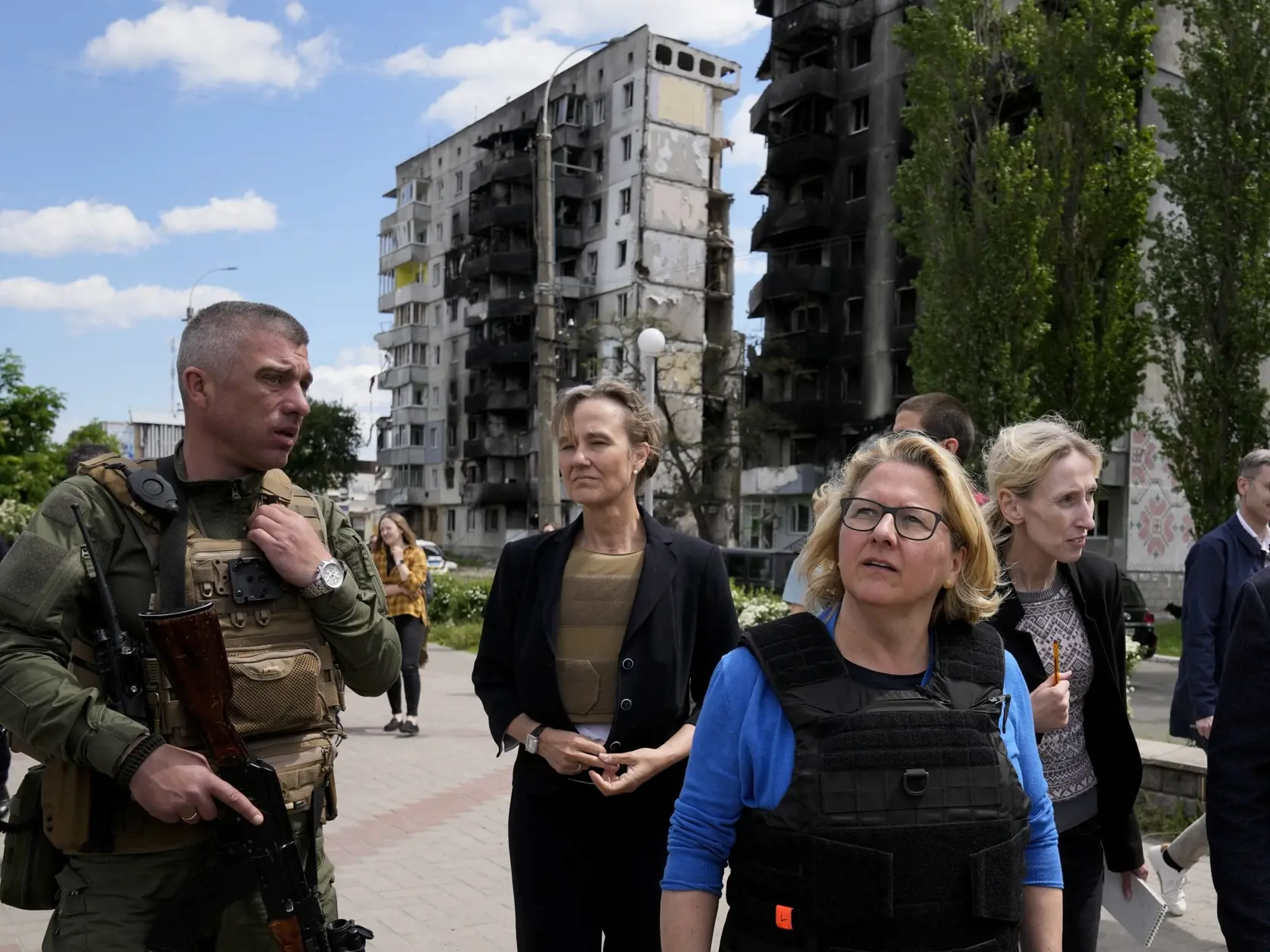 KK42 Kyjev - Na snímke nemecká ministerka pre rozvoj Svenja Schulzeová počas návštevy v ukrajinskom meste Boroďanka 27. mája 2022. FOTO TASR/AP
German Development Minister Svenja Schulze visits a destroyed area in Borodyanka, in the outskirts of Kyiv, Ukraine, Friday, May 27, 2022. (AP Photo/Natacha Pisarenko)
