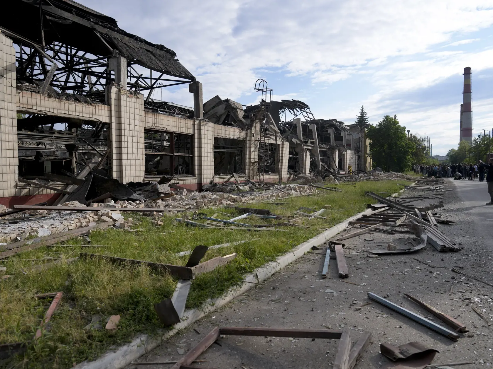 JB 30 Kyjev - Trosky ležia na ulici po ruských raketových útokoch na železničnú infraštruktúru v Kyjeve 5. júna 2022. Išlo o prvý útok tohto druhu na ukrajinskú metropolu za posledné týždne – jeho cieľom bola pravdepodobne snaha narušiť dodávky západného vojenského vybavenia pre ukrajinské jednotky, uvádza rezort obrany v Londýne. TASR prevzala správu zo spravodajskej stanice Sky News. FOTO TASR/AP

Wreckage lie along a street at a railway service facility hit by a Russian missile strike in Kyiv