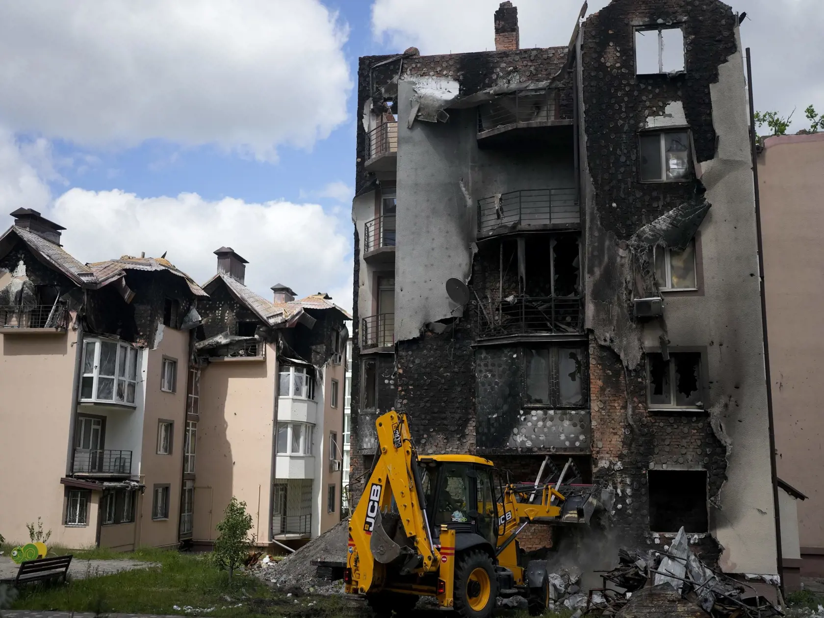 WA 9 Kyjev - Buldozér odstraňuje trosky z budovy zničenej ostreľovaním v meste Irpiň v Kyjevskej oblasti počas 92. dňa ruskej invázie na Ukrajinu vo štvrtok 26. mája 2022. FOTO TASR/AP   

An excavator removes the debris at a damaged building ruined by attacks in Irpin, on the outskirts of Kyiv, Ukraine, Thursday, May 26, 2022. (AP Photo/Natacha Pisarenko)
