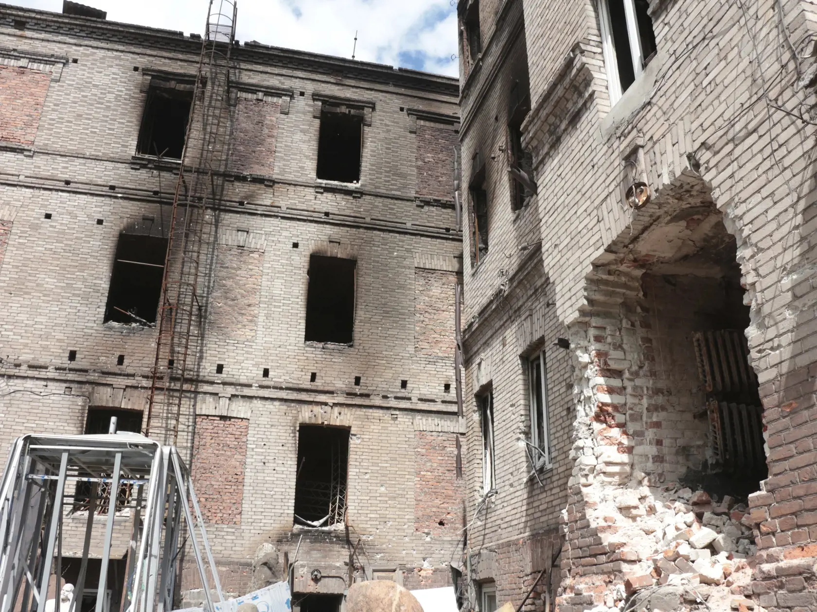 KK26 Mariupol - Na snímke zhorený exteriér miestneho múzea po ostreľovaní 28. apríla 2022 v Mariupole. FOTO TASR/AP
A view of Mariupol's Museum of Local Lore that burned down after shelling in an area controlled by Russian-backed separatist forces in Mariupol, eastern Ukraine, Thursday, April 28, 2022. (AP Photo)