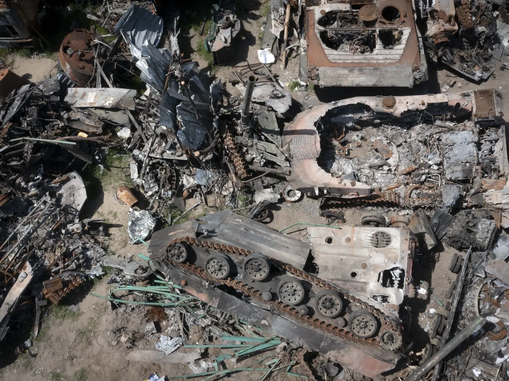 JB 31 Buča - Vraky zničených ruských vojenských vozidiel ležia na smetisku v meste Buča na predmestí  Kyjeva 10. mája 2022. FOTO TASR/AP

Destroyed Russian military vehicles lie in a garbage dump in Bucha, on the outskirts of Kyiv, Ukraine, Tuesday, May 10, 2022. (AP Photo/Efrem Lukatsky)