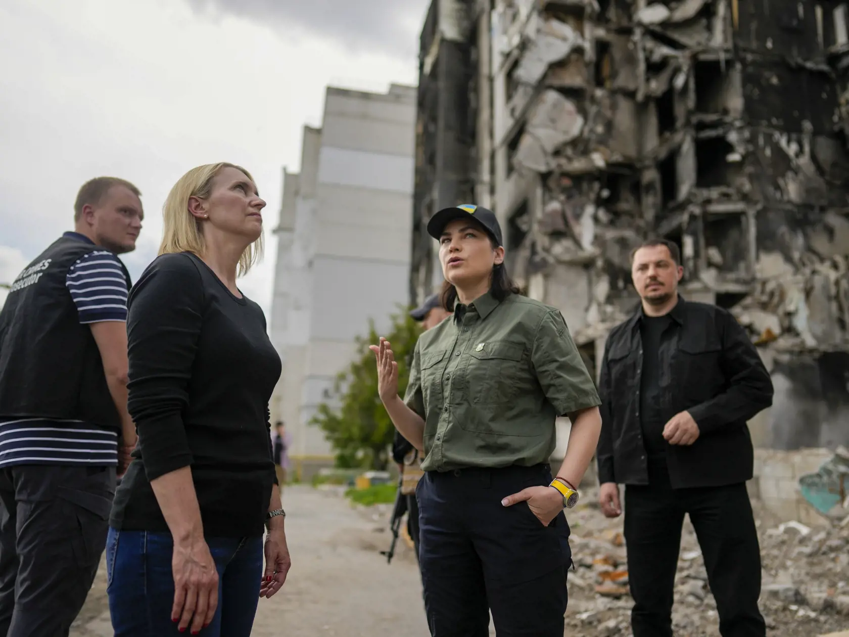 JB 40 Kyjev - Generálna prokurátorka Ukrajiny  Iryna Venediktovová (uprostred vpravo) a americká veľvyslankyňa na Ukrajine Bridget Brinková (uprostred vľavo) sa pozerajú na zničenú obytnú budovu počas útokov v Borodjanke na predmestí Kyjeva 4. júna 2022. Niekoľko výbuchov bolo v nedeľu ráno počuť v oblasti ukrajinského hlavného mesta Kyjev. Informujú o tom agentúra AFP a televízia CNN. FOTO TASR/AP

Ukraine's Prosecutor General Iryna Venediktova and U.S. ambassador to Ukraine Bridget Brink, left