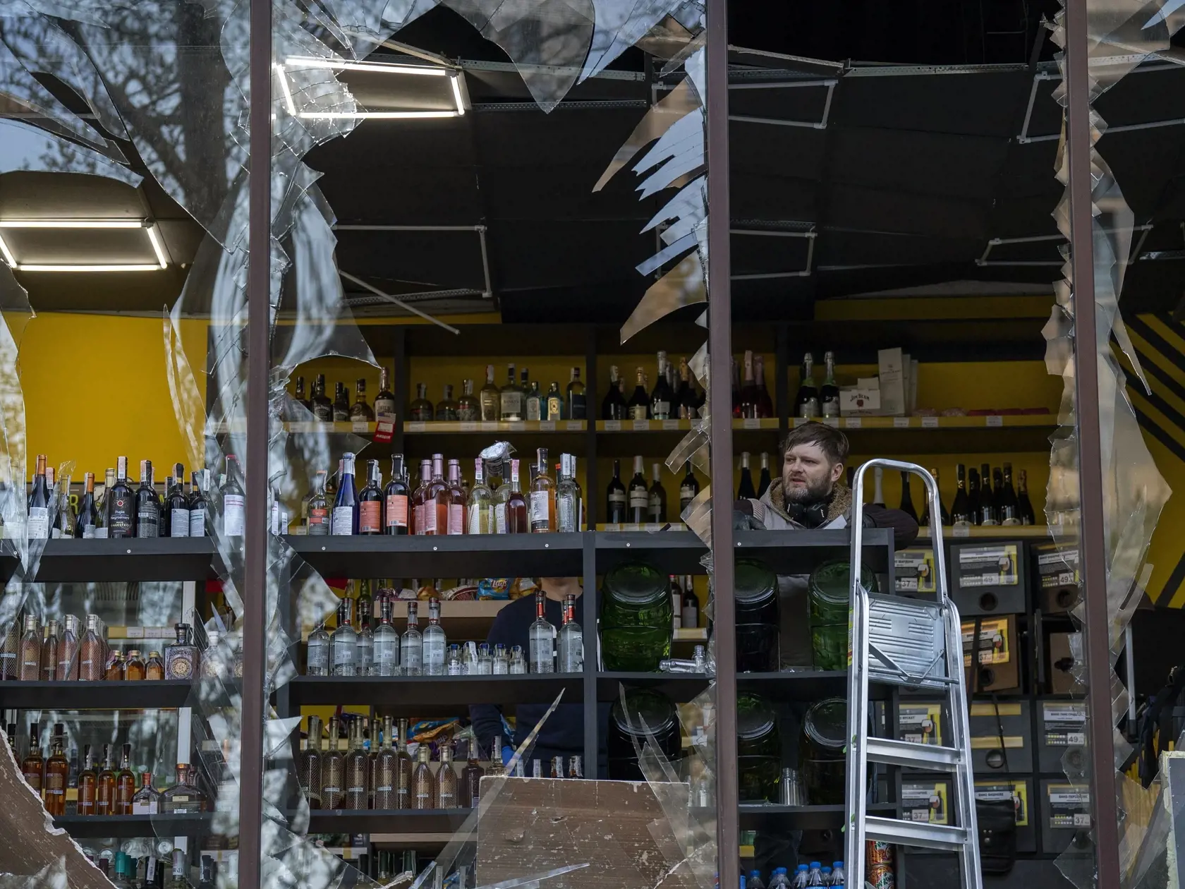 KK20 Kyjev - Na snímke majiteľ obchodu s alkoholom sa pozerá na zničený obchod po výbuchu 29. apríla 2022 v Kyjeve. Za pokus o "poníženie" Organizácie Spojených národov označil ukrajinský prezident Volodymyr Zelenskyj ruské útoky, ktoré vo štvrtok zasiahli obytnú oblasť Kyjeva v čase návštevy generálneho tajomníka OSN Antónia Guterresa. TASR o tom informuje na základe správy agentúry AFP. "Ruské rakety dnes zasiahli mesto bezprostredne po ukončení našich rozhovorov," povedal Zelenskyj a dodal, ž