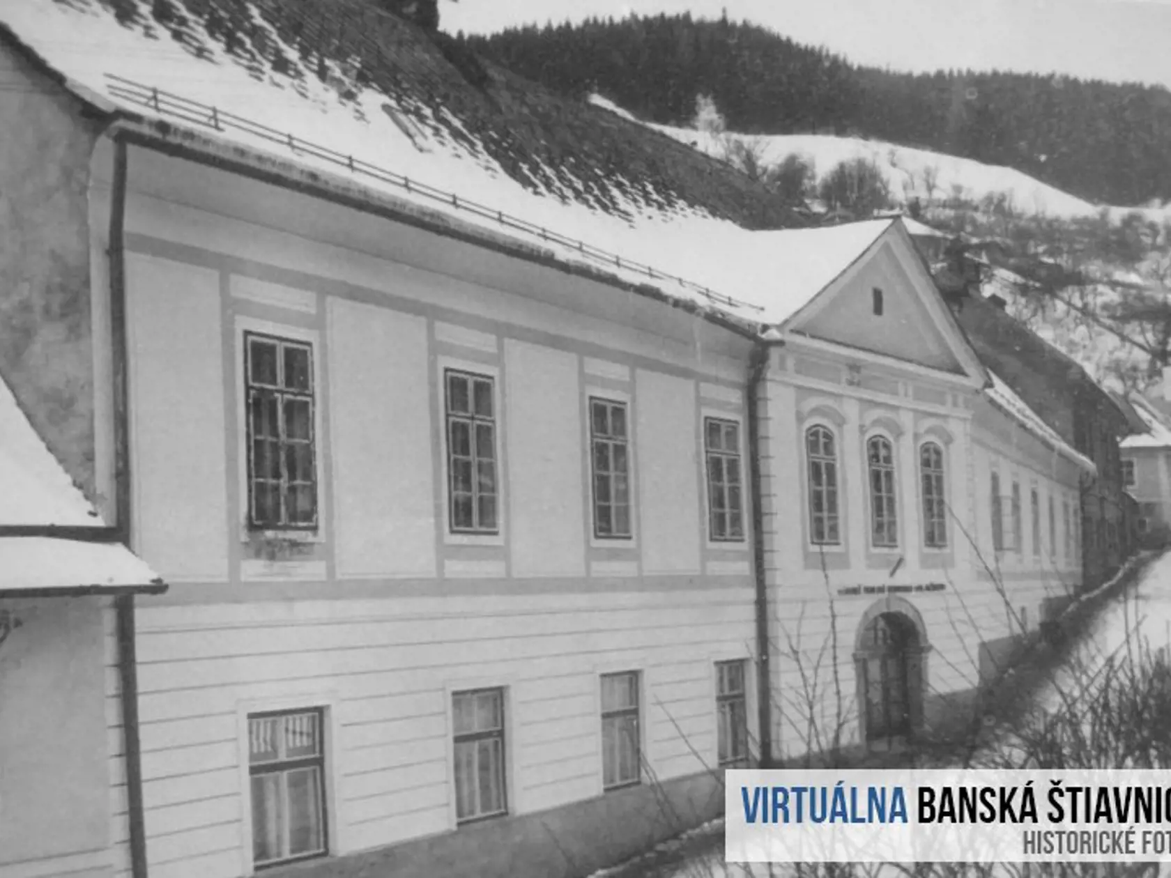 V klenutom vestibule zas bol prísny vrátnik a sanitkári. Sociálne zázemie bolo ponuré, robili tu aj klistír pred pôrodom.