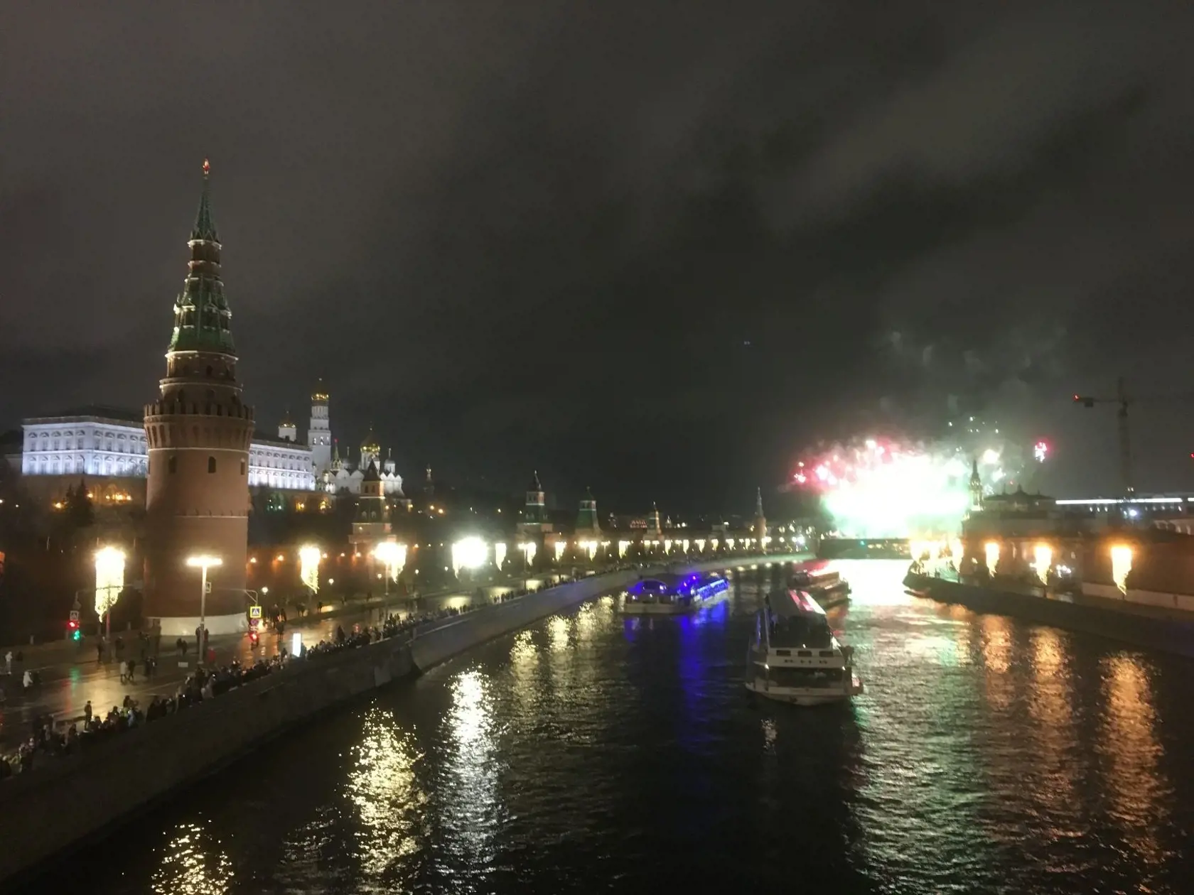 Pohľad z Kamenného mosta na Kremeľ a novoročný ohňostroj.