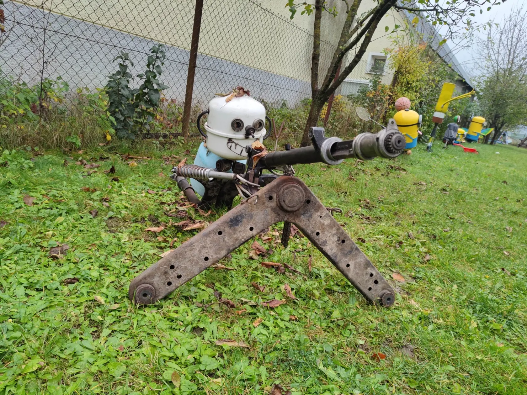 Z ložísk a rôznych súčiastiek poskladal aj množstvo malých postavičiek, motorky, figúrky fotografa, párik snúbencov, traktoristu, vtáka, tank, ježibabu na metle a mnoho iných.