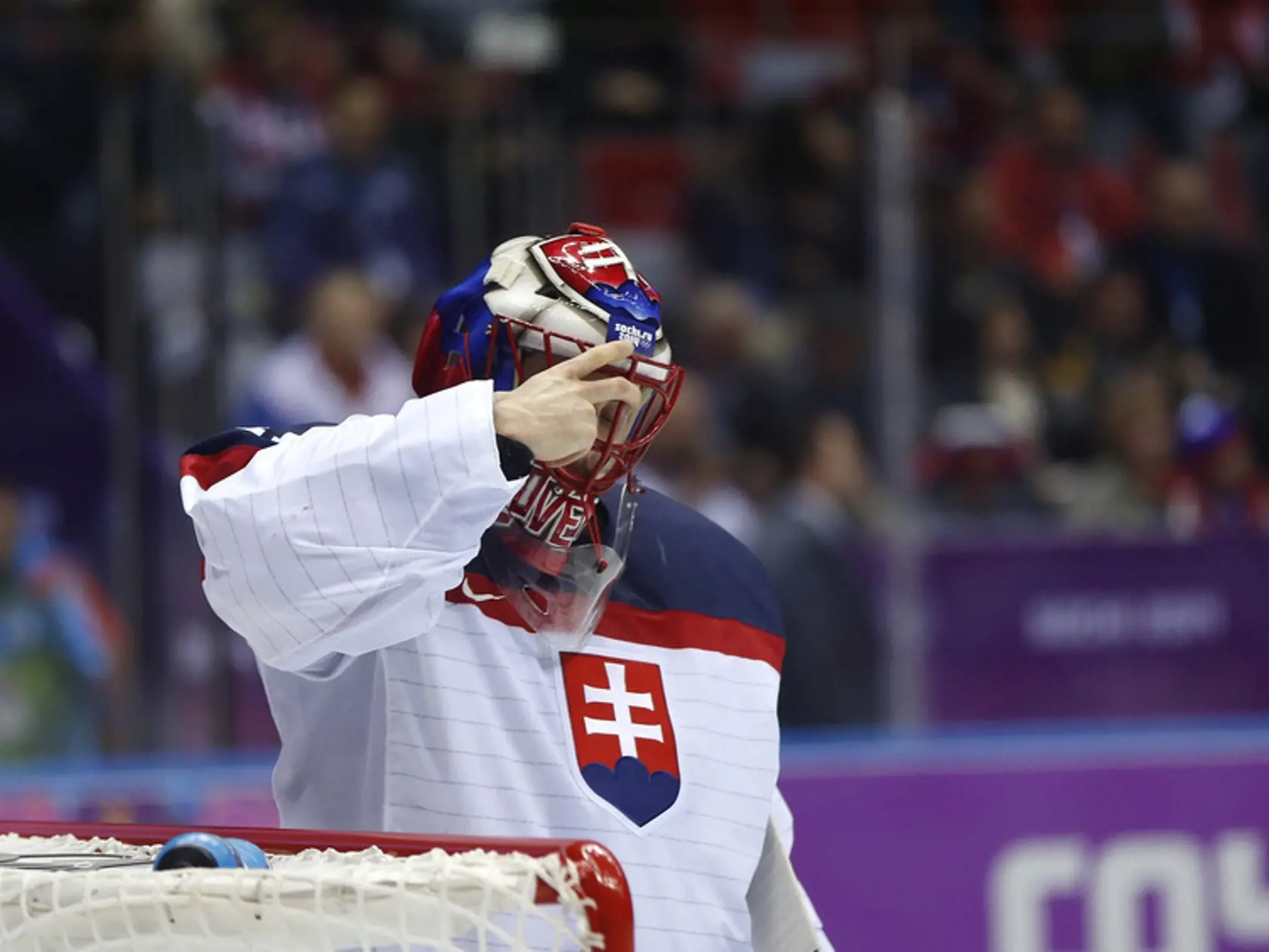 Jaroslav Halák inkasoval v zápase so Slovinskom až trikrát, spoluhráči mu však veľmi nepomohli.