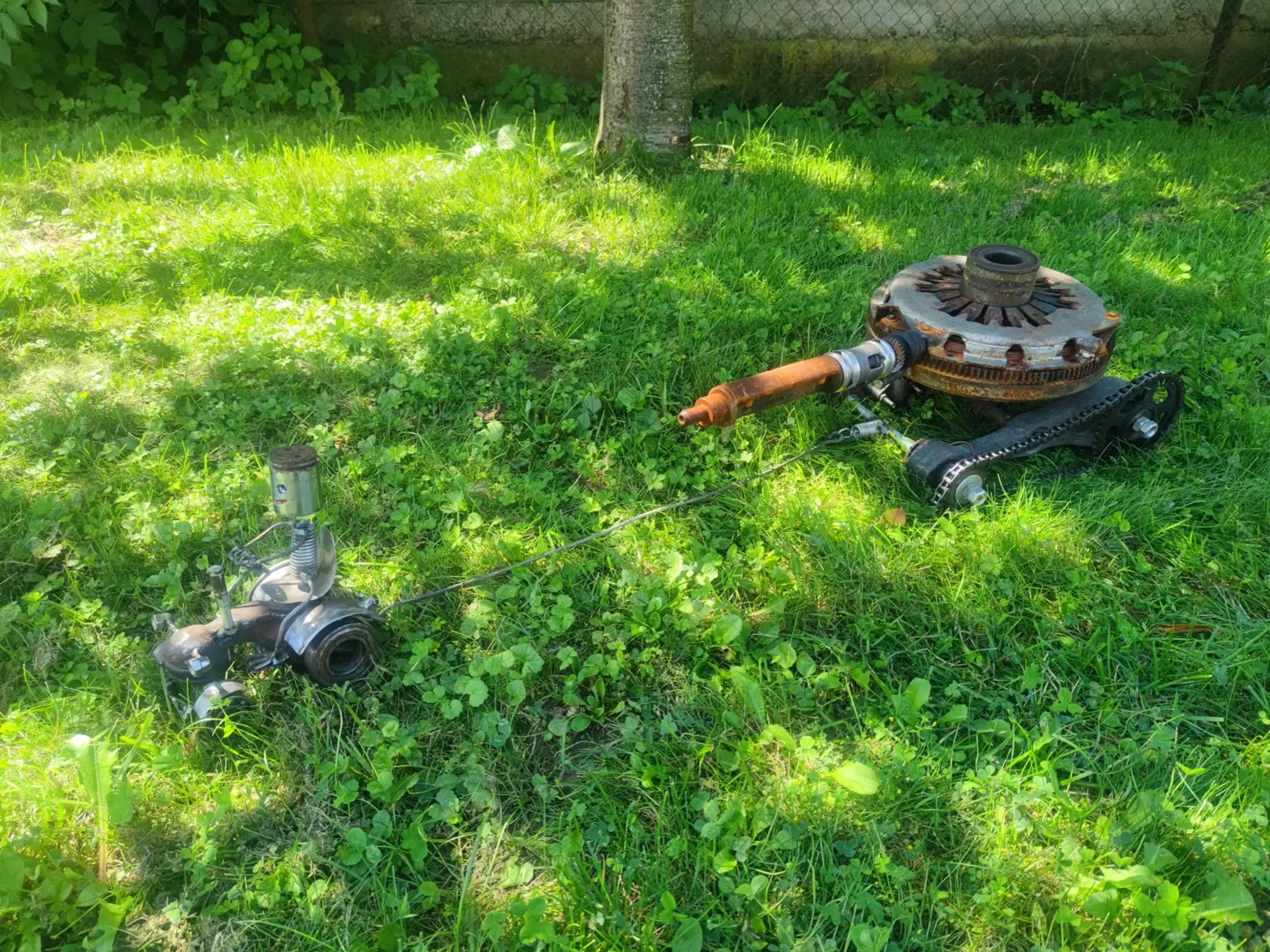 Z ložísk a rôznych súčiastiek poskladal aj množstvo malých postavičiek, motorky, figúrky fotografa, párik snúbencov, traktoristu, vtáka, tank, ježibabu na metle a mnoho iných.