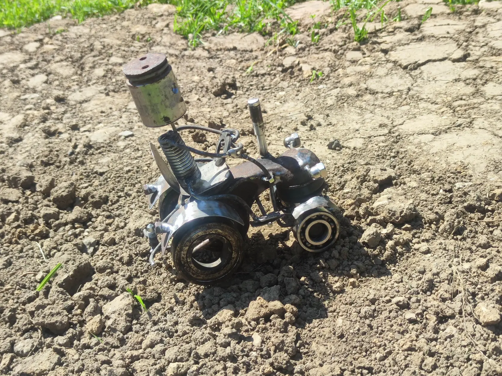 Z ložísk a rôznych súčiastiek poskladal aj množstvo malých postavičiek, motorky, figúrky fotografa, párik snúbencov, traktoristu, vtáka, tank, ježibabu na metle a mnoho iných.