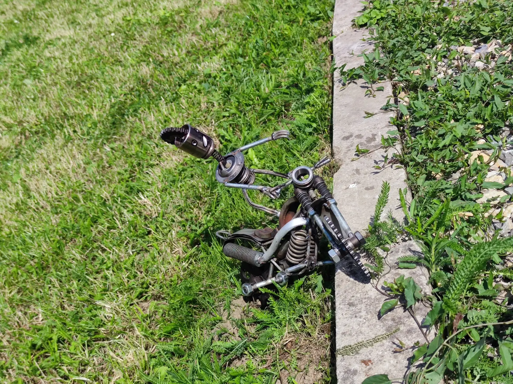 Z ložísk a rôznych súčiastiek poskladal aj množstvo malých postavičiek, motorky, figúrky fotografa, párik snúbencov, traktoristu, vtáka, tank, ježibabu na metle a mnoho iných.