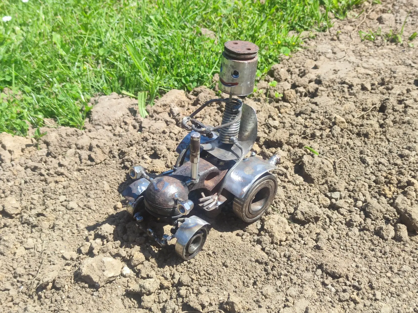 Z ložísk a rôznych súčiastiek poskladal aj množstvo malých postavičiek, motorky, figúrky fotografa, párik snúbencov, traktoristu, vtáka, tank, ježibabu na metle a mnoho iných.