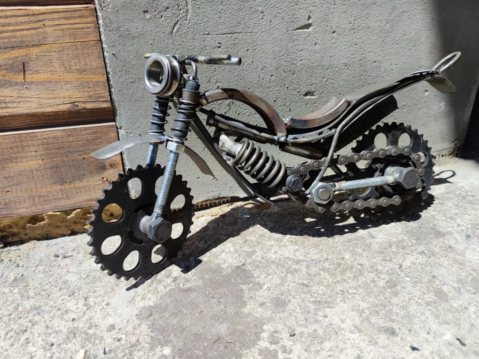 Z ložísk a rôznych súčiastiek poskladal aj množstvo malých postavičiek, motorky, figúrky fotografa, párik snúbencov, traktoristu, vtáka, tank, ježibabu na metle a mnoho iných.