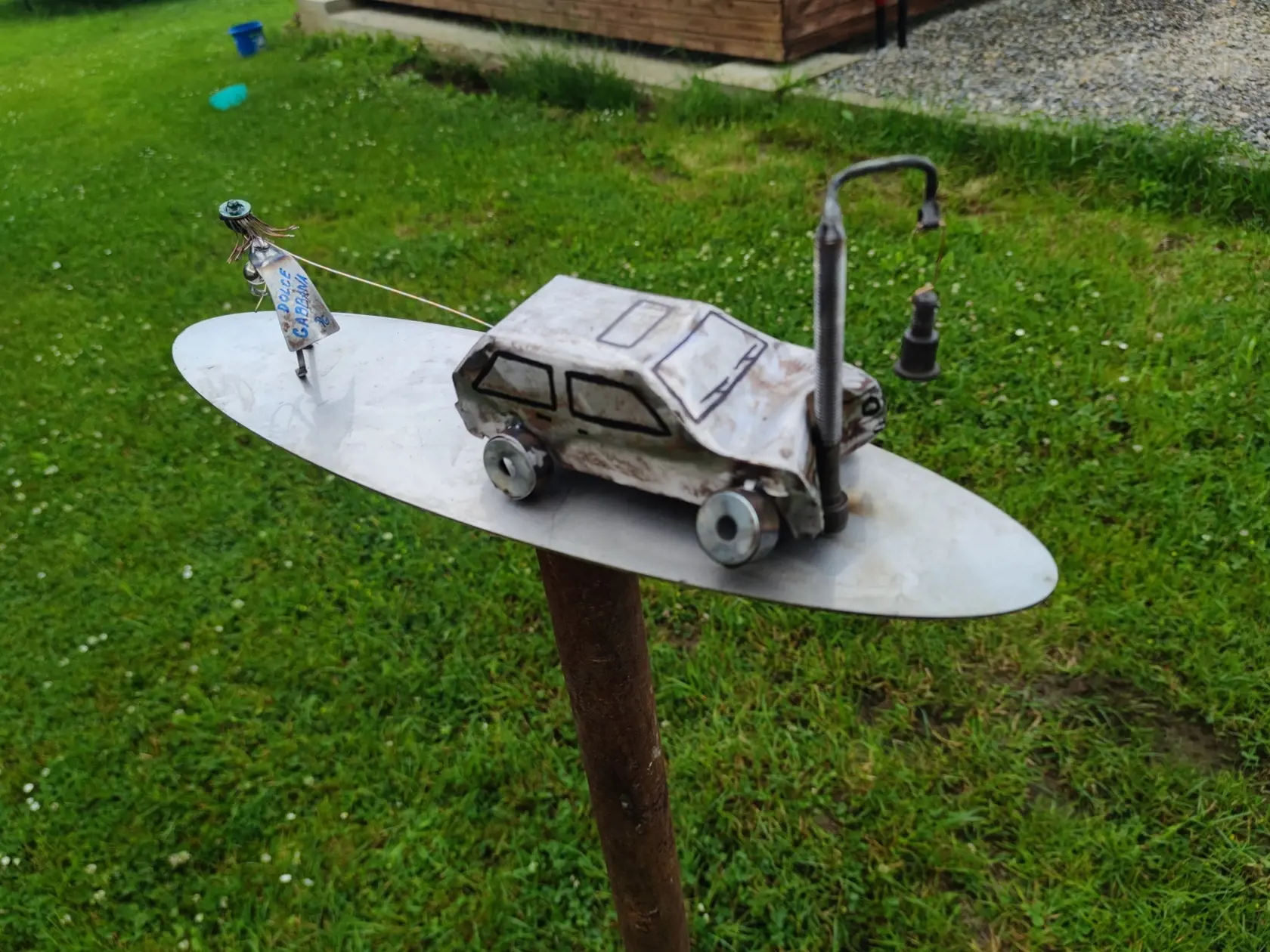 Z ložísk a rôznych súčiastiek poskladal aj množstvo malých postavičiek, motorky, figúrky fotografa, párik snúbencov, traktoristu, vtáka, tank, ježibabu na metle a mnoho iných.