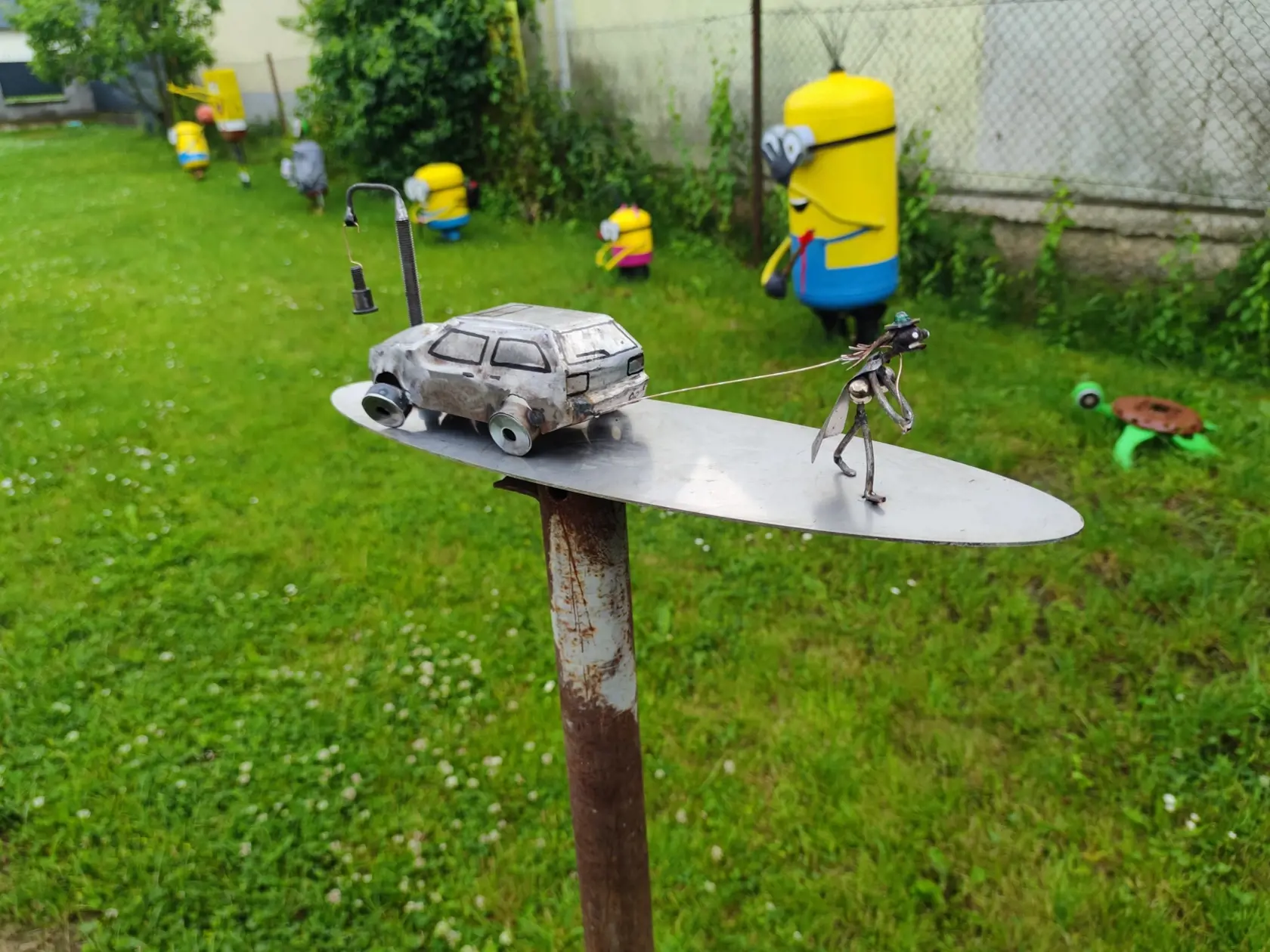 Z ložísk a rôznych súčiastiek poskladal aj množstvo malých postavičiek, motorky, figúrky fotografa, párik snúbencov, traktoristu, vtáka, tank, ježibabu na metle a mnoho iných.